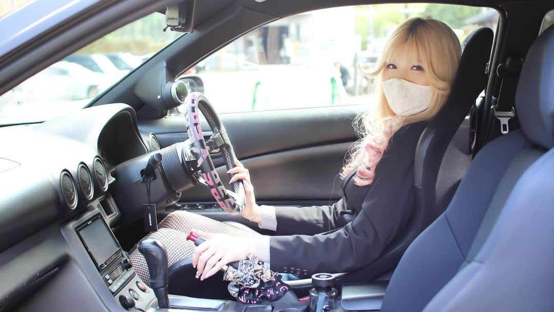 のインスタグラム：「昨日の動画の没サムネです😊  #車好き女子 #車女子 #シルビア #シルビアs15 #nissan #japanesegirl」