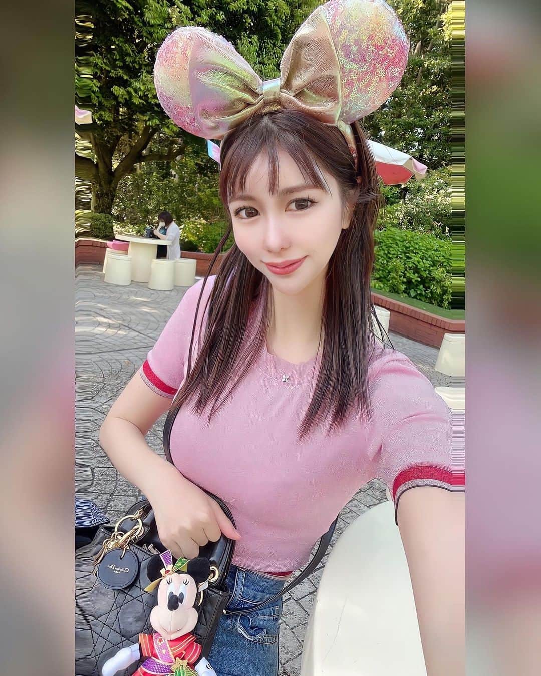 倉岡生夏のインスタグラム：「GW🌈 ・ 友達親子とディズニーランドホテルのランチへ😘 40周年カチューシャとカジュアルコーデでインパしてないのにたくさん歩いた。。♡ ピクニックエリアで撮ったら公園感🌈笑 今夜は明日の仕込みとレポートしたいけど、色鉛筆どこだろう😂 ・ ・ ・ 皆さんも素敵なGWを♡♡ ・ ・ ・  #ディズニーコーデ #ディズニー40周年 #ディズニー40周年グッズ #ディズニーランド #シンデレラ城 #ディズニー風景 #ディズニー写真部 #ディズニーカチューシャ #ディズニー好きと繋がりたい #レインボー #ディズニー好きな人と繋がりたい #ディズニー好きママ #ディズニーグッズ #ディズニーフォト #40周年 #ディズニーランドコーデ #tokyodisneyland #japantravel #japanesegirl #disney」