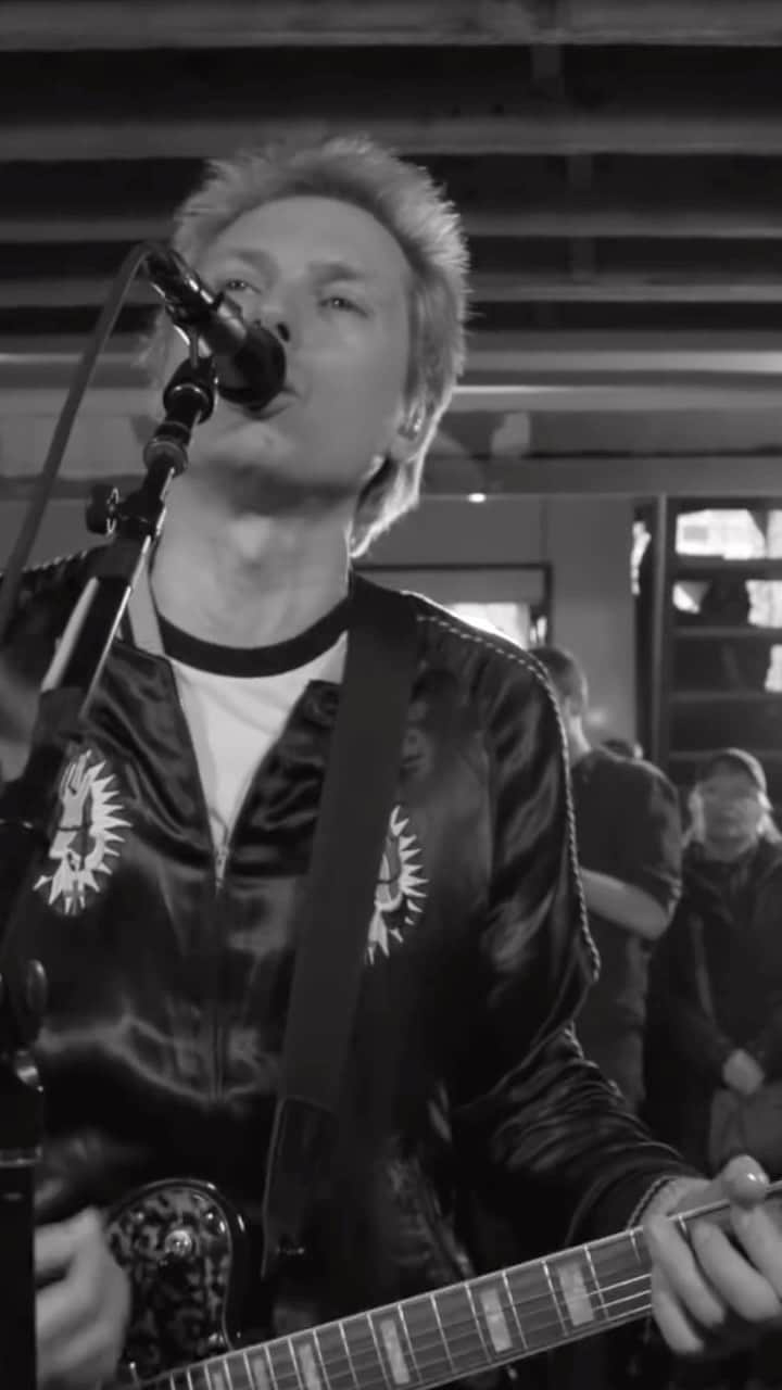 フランツ・フェルディナンドのインスタグラム：「Performing Ulysses for @houseofstrombo back in 2018.」