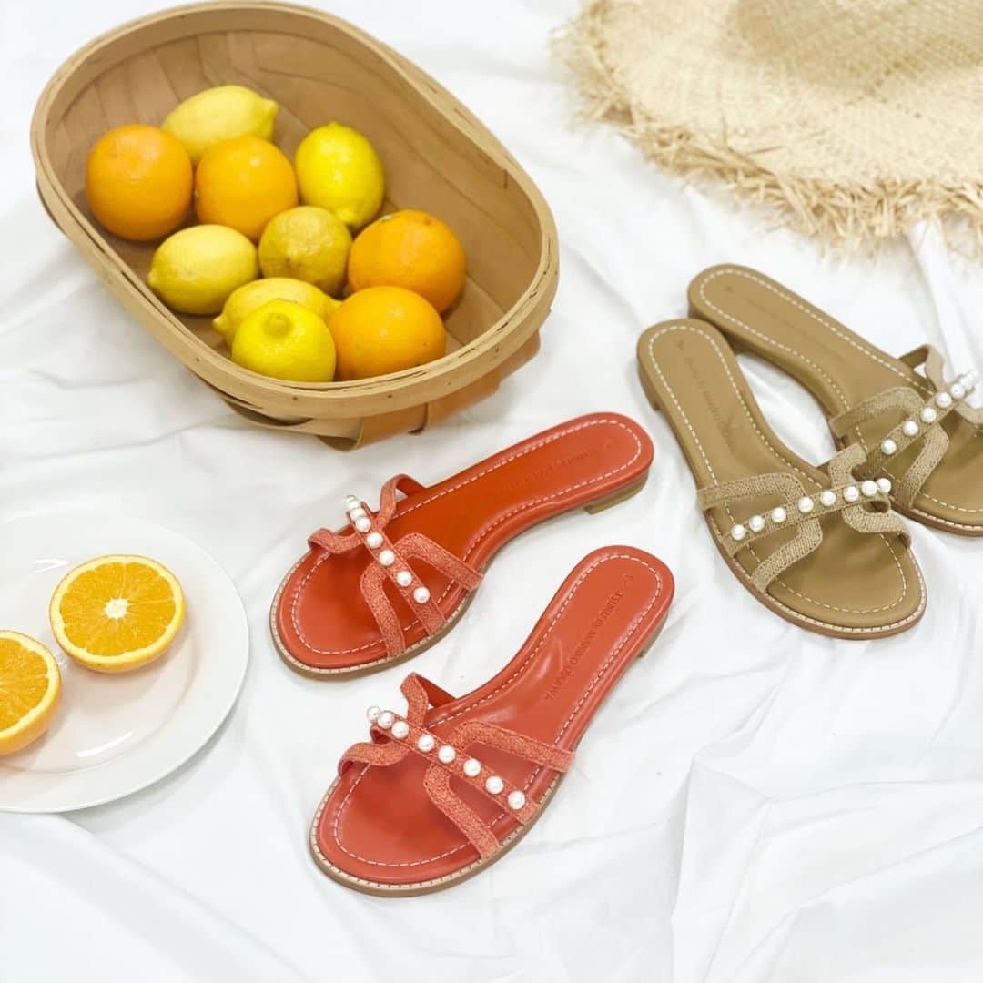 Tsuru by Mariko Oikawaのインスタグラム：「Ready for summer.  鮮やかなオレンジカラーが目を惹く一足。 夏らしいリネンにパールがアクセントに。 ラフに履きこなしたい夏ムードが高まるアイテム。  July ¥26,400（tax in）  #tsuru #tsurubymarikooikawa #2023ss」