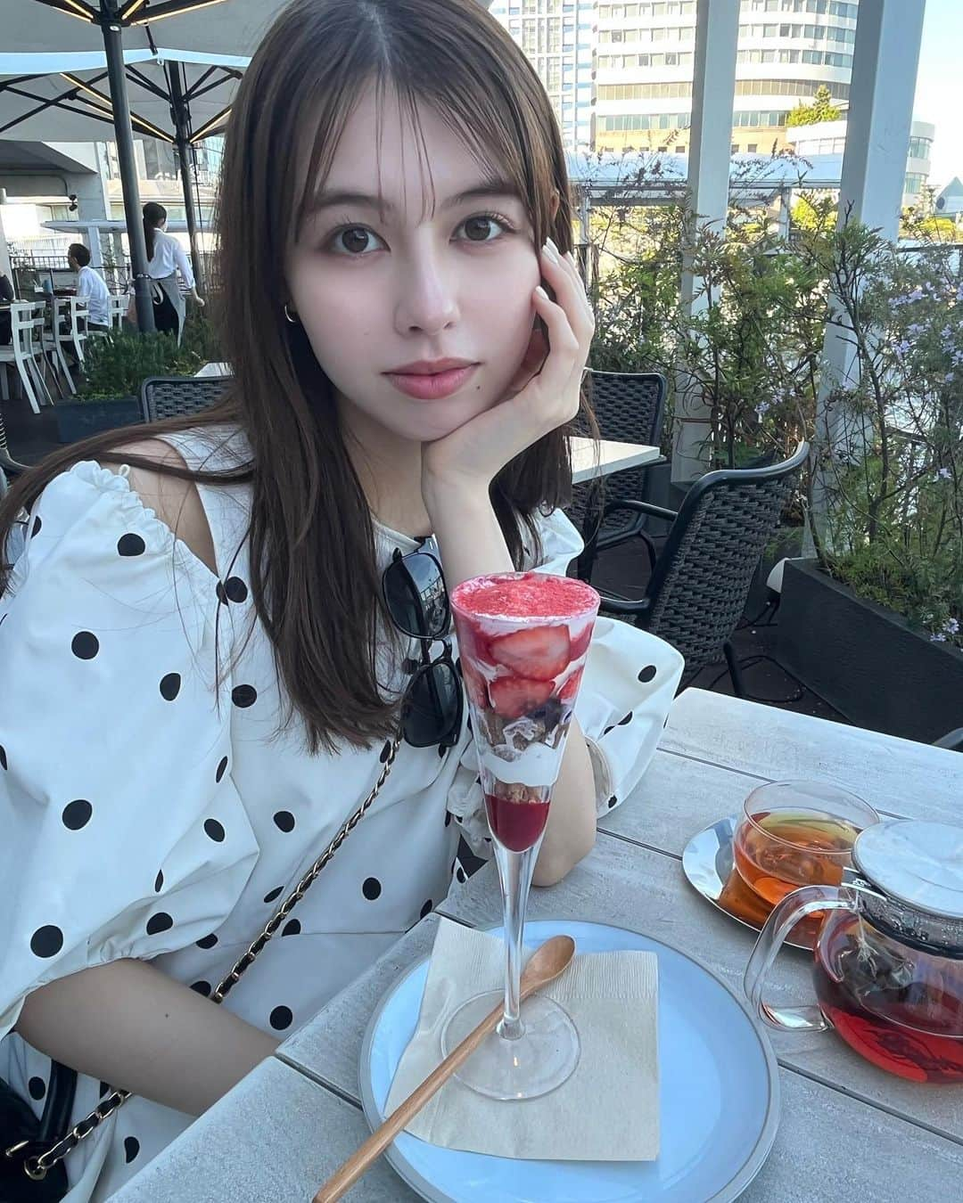 マイヤーズ江玲奈さんのインスタグラム写真 - (マイヤーズ江玲奈Instagram)「めっちゃ素敵なカフェで久しぶりにパフェを嗜む優雅な午後〜〜っ  写真見たらまた食べたくなってきた🍨  #ビーサイドシーサイド #besideseaside #海沿いカフェ #ドライブ #ドライブスポット #パフェ #カフェ巡り」5月4日 21時05分 - kayanoelena