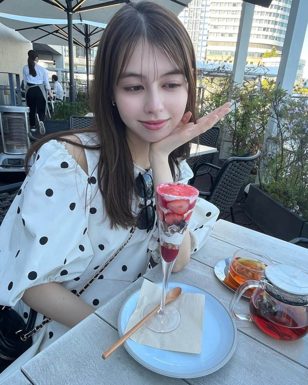 マイヤーズ江玲奈さんのインスタグラム写真 - (マイヤーズ江玲奈Instagram)「めっちゃ素敵なカフェで久しぶりにパフェを嗜む優雅な午後〜〜っ  写真見たらまた食べたくなってきた🍨  #ビーサイドシーサイド #besideseaside #海沿いカフェ #ドライブ #ドライブスポット #パフェ #カフェ巡り」5月4日 21時05分 - kayanoelena