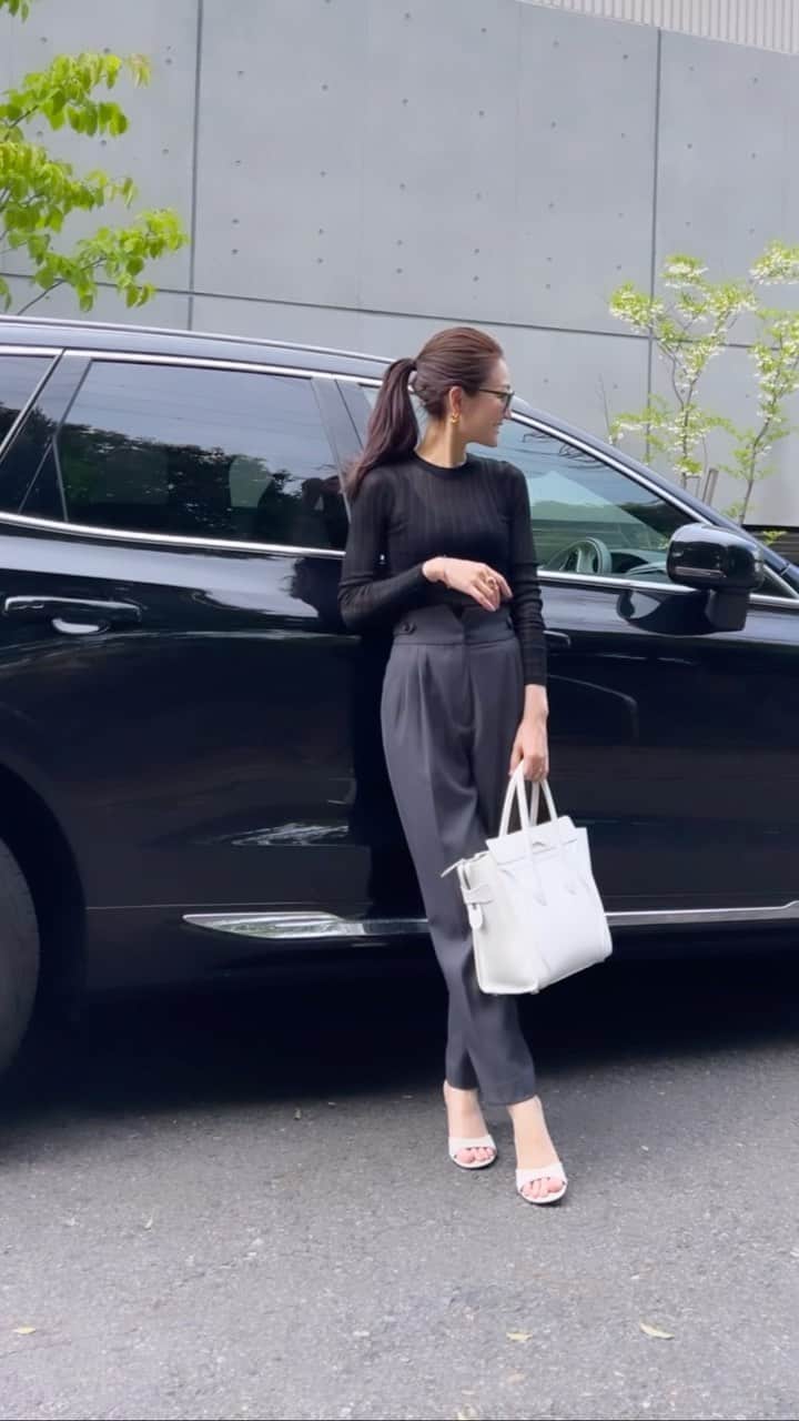 金子麻貴のインスタグラム：「@zara でポチしたサンダルとシアーニット🤍  透け感とリブが可愛くて今の時期ぴったりで買って正解！サンダルは数年スクエアブームだったけど久しぶりにアーチ型に惹かれた。指先も広いから安定感もあって色違いも欲しいくらい✨  グレイッシュなホワイトで足元に馴染みやすくてすごく使いやすいカラーです👍  リングとブレスレットは @re_gleam × @lohmejewelry コラボジュエリー。  ブレスレットは裏側だけチェーンになっていて華奢デザインだから綺麗めの日もカジュアルな日も使える。 リングはボリューム感があるので華奢ブレスレットとセットでつけるととっても良いバランスです✨  ジュエリーは5/17から始まる伊勢丹新宿のPOPUPでお取り扱いスタートです💕  #fashion#outfit#zara#regleam#celine#xc60#lohmejewelry#ザラ#ザラコーデ#サンダル#シアーニット#ママコーデ#シンプルコーデ#コーデ#春コーデ#初夏コーデ#プチプラコーデ#ジュエリー#アクセサリー#ブレスレット#リング」