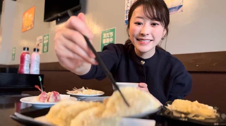 山崎聡子さんのインスタグラム写真 - (山崎聡子Instagram)「今日のシェア！ ご覧いただいた皆さま、 ありがとうございました😌🌿  プレゼンバトルで私が紹介したのは、 福島市の「天串ピース」さん✌️  福島の美味しいものをなんでも揚げちゃおう！と、 福島の地鶏に野菜や果物、凍み豆腐に玉羊羹、さらにはりょうぜん漬まで…！様々な天ぷらが揃っています。  しかもどれもちゃんと美味しいのでビックリ…😳💗  私の力不足でプレゼン順位は振るわずでしたが、 スタッフの皆さんも温かく楽しいお店なので ぜひぜひユニークな天ぷらを味わってみて下さい🍻  @tenkushi_peace   #福島市 #天串ピース #天ぷら #凍み豆腐 #凍み豆腐の天ぷら #玉羊羹 #川俣シャモ #福島市居酒屋 #福島市居酒屋駅前」5月4日 21時06分 - 310puu