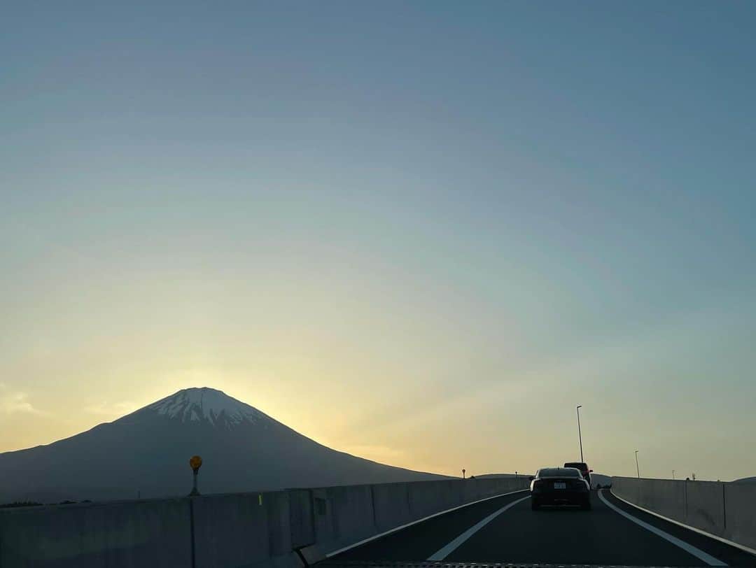 藤沢久美さんのインスタグラム写真 - (藤沢久美Instagram)「今日は静岡にドライブ。芦ノ湖スカイラインからの富士山は圧巻でした。 夕陽を背負う御殿場の富士山もまた美しかったです。  #芦ノ湖スカイライン #御殿場 #富士山 #mtfuji」5月4日 21時08分 - kumifujisawa