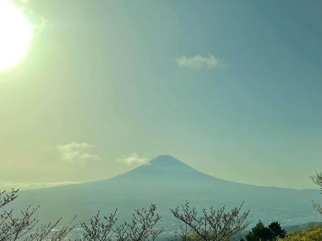 藤沢久美のインスタグラム：「今日は静岡にドライブ。芦ノ湖スカイラインからの富士山は圧巻でした。 夕陽を背負う御殿場の富士山もまた美しかったです。  #芦ノ湖スカイライン #御殿場 #富士山 #mtfuji」