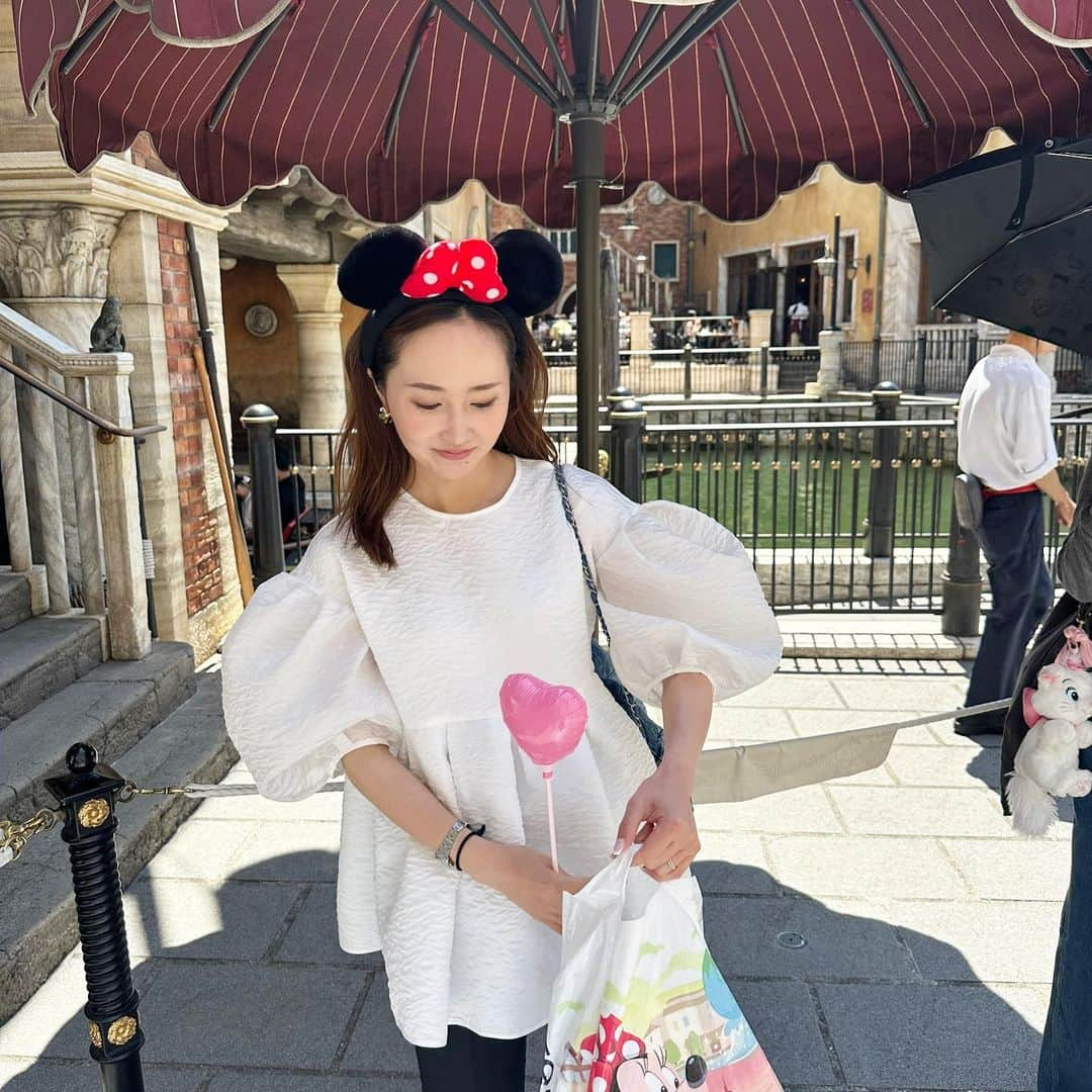 kyoco_ococさんのインスタグラム写真 - (kyoco_ococInstagram)「Disney sea🚢💙  silky jacquard blouse に grosgrain taperd pants🤍  耳つけたり帽子被ったり👒 髪の毛結んでみたり忙しい人😂  旅行の時は動きやすくて過ごしやすくて、でも可愛い🫰🏻 が一番❤️  blouse/pants @_bluelea_  bag @chanelofficial  sandals @prada」5月4日 21時08分 - kyocoococ