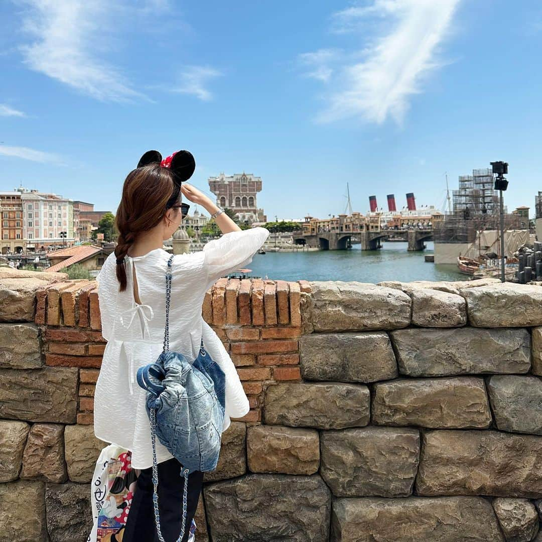 kyoco_ococさんのインスタグラム写真 - (kyoco_ococInstagram)「Disney sea🚢💙  silky jacquard blouse に grosgrain taperd pants🤍  耳つけたり帽子被ったり👒 髪の毛結んでみたり忙しい人😂  旅行の時は動きやすくて過ごしやすくて、でも可愛い🫰🏻 が一番❤️  blouse/pants @_bluelea_  bag @chanelofficial  sandals @prada」5月4日 21時08分 - kyocoococ