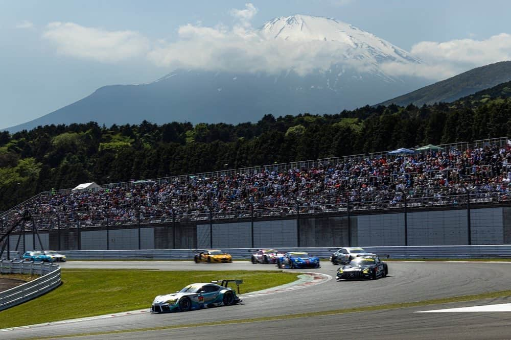 吉本大樹さんのインスタグラム写真 - (吉本大樹Instagram)「4May2023 #SuperGT R2 Fuji 450km race🏁  @shunsuke.kohno managed to jump up to P6 in his first lap from P11 but then we caught some issue to exhaust system so we had to stop and repair🔧 we lost 19laps but decide to rejoin to get “team point”. Big shame from this race but we are already facing to the next one in Suzuka😤  スタートは11番手から #しゅんきゅん が担当し、荒れた1周目を6位で帰ってきてくれました。その後、GT3車に飲み込まれるなど楽な展開とは言えませんでしたが長いレースを見据えて落ち着いて戦っていた矢先、ウォームアップ走行でも出ていたエキゾーストのトラブルにより緊急ピットイン。完走してチームポイントだけでも獲れるようにと修復してもらってレースに復帰。 19周遅れの23位でチェッカーとなりました。 悪くてもポイントは獲れただろうから残念だけどまぁそんなこともあります。修復後いっぱい走って有力なデータも取れた。 応援してくださった皆さんありがとうございました🙏🏻  次は6月頭の鈴鹿。#LMcorsa @otggroup_60 のホームコース。  やったろやんけ⤴️🔥」5月4日 21時09分 - hiroyoshimoto