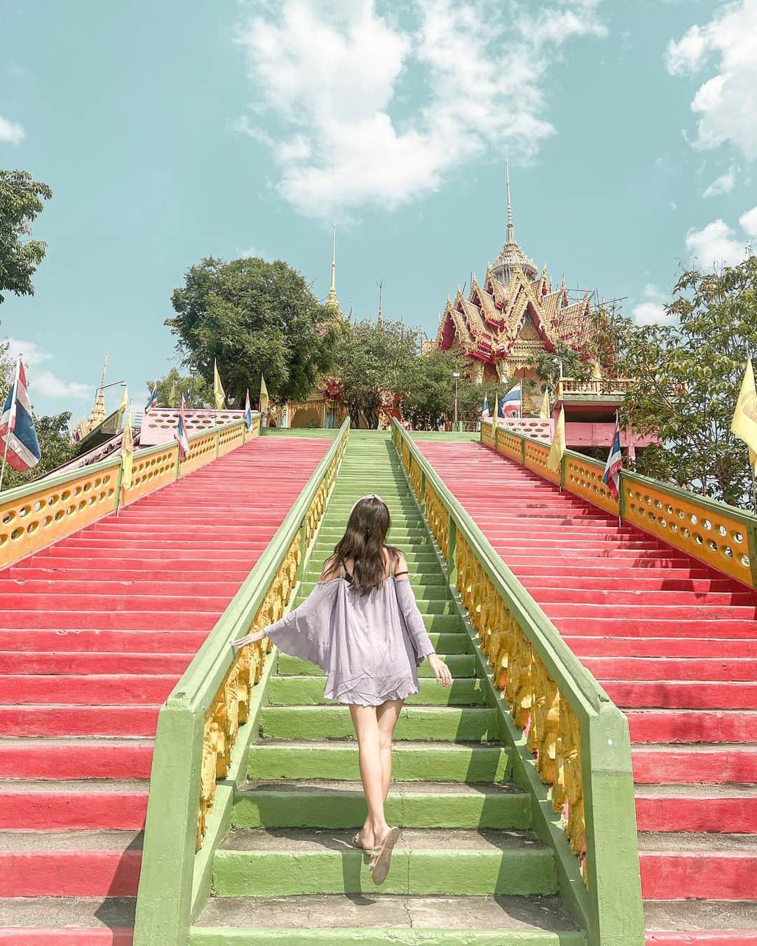 溝呂木世蘭さんのインスタグラム写真 - (溝呂木世蘭Instagram)「【絶景アジアの秘境！】  タイのカンチャナブリにあるワット・タム・スアっていうお寺、本当にで綺麗だった  赤と緑の階段がめっちゃインパクトあって、登っていくと360度のパノラマビューが広がるんだ  この絶景はみんなもぜひ行ってみてね！  📍Wat Tham Sua  #ワットタムスア #タイ観光 #カンチャナブリ #絶景スポット #赤緑階段 #仏教寺院 #インスタ映え #タイ旅行 #パノラマビュー #女子旅 #秘境スポット #アジア旅行 #タイの絶景 #寺巡り #旅行好きな人と繋がりたい #旅行記 #写真好きな人と繋がりたい #旅行が好き #世界遺産 #観光地 #バックパッカー #旅行好き #タイで見つけた絶景 #旅の思い出」5月4日 21時20分 - seran_0422