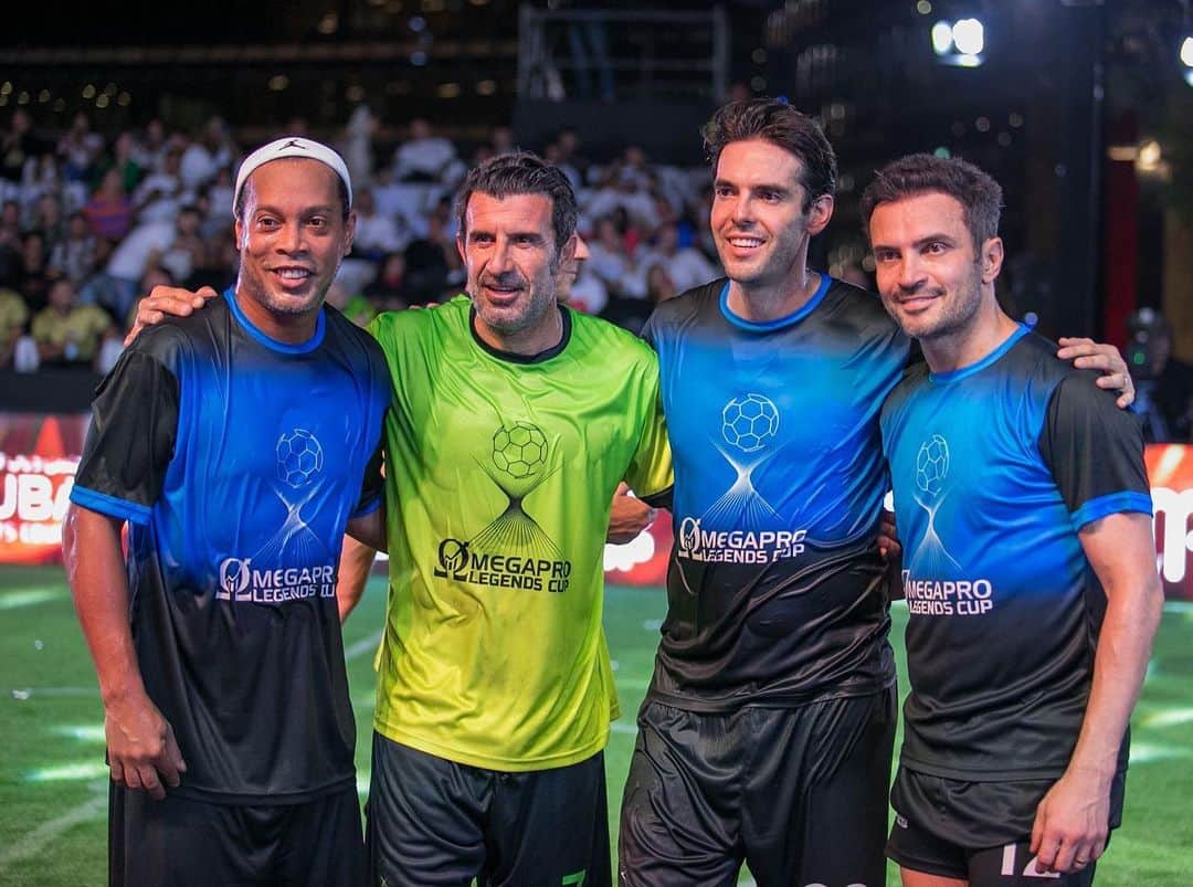 アレッサンドロ・ローザ・ヴィエイラのインスタグラム：「#TBT Com gênios @ronaldinho @kaka @luis__figo #Dubai   ✅ Monte um quarteto pra bater de frente 👇🏻」