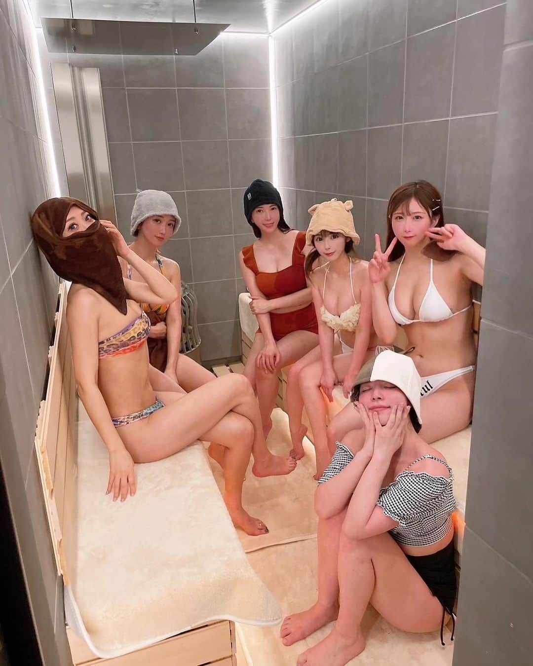 佳苗るかさんのインスタグラム写真 - (佳苗るかInstagram)「先日秋葉原のサウナコンカフェ SAUNAVERSEさんに行ってきた☺️✨  @sauna_verse   可愛いスタッフさん達が横のBARにいて、熱波してもらいました🙌💗 サウナ後に飲めるのも良いですね🥰  サウナは広くてたくさん人数入れます✨  更衣室にUPUのボディジェルが置いてありオススメです😍✨  @upu_official   上原熱波師、凄まじい熱波だった… 忘れられない…  #サウナ #サウナ女子 #水着 #sauna #秋葉原 #akihabara #tokyo #上原亜衣 #aika #うんぱい #大槻ひびき #波多野結衣 #佳苗るか」5月4日 21時18分 - ruka_kanae