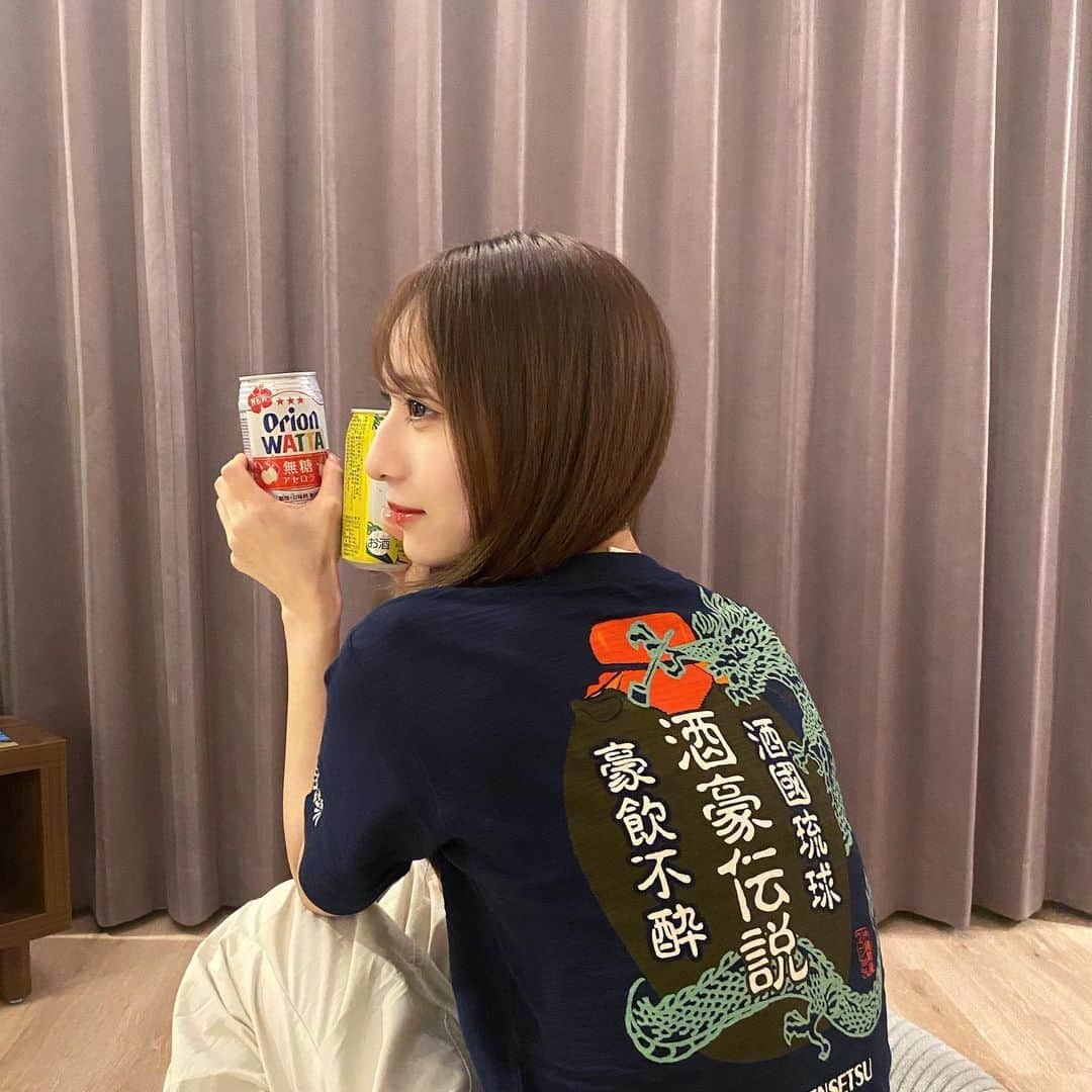 のインスタグラム：「. Tシャツ現地調達してご飯食べに行ったら、 そのTシャツ着てるのに酒に飲まれてるじゃんって言われたの 未だに根にもってる🫠  #宮古島」