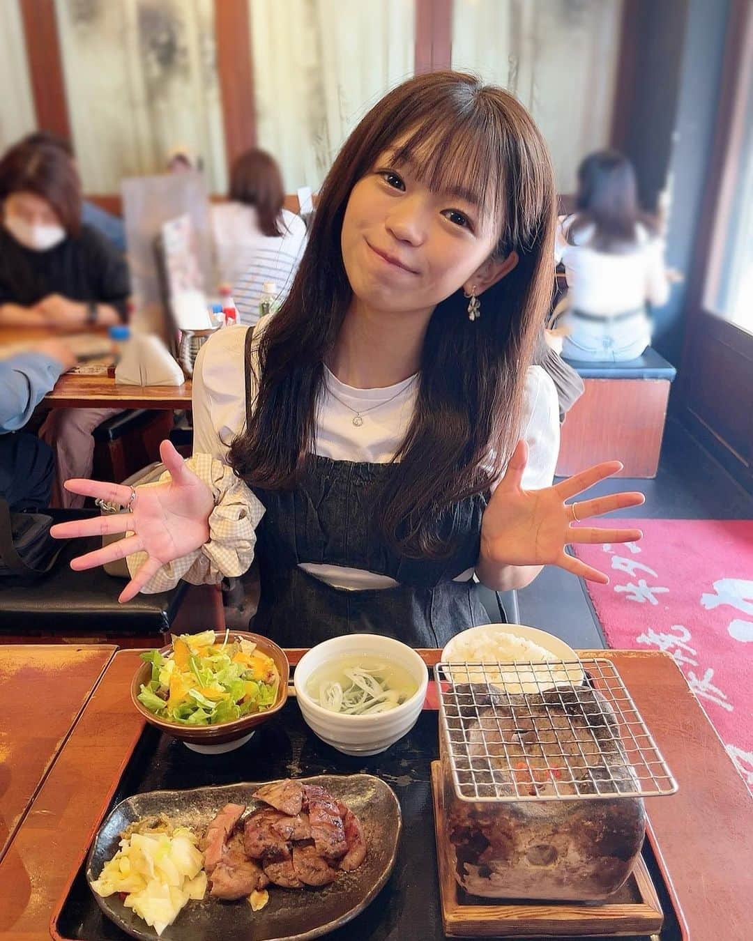 岡村茉奈さんのインスタグラム写真 - (岡村茉奈Instagram)「. GWいかがお過ごしですか？🤤  私は美味しいお肉を食べました。 マリオの映画を見ました。 キノピオ可愛い🍄 なでなでしてみたい！！！！💚❤️  #肉 #ランチ #美味しい #グルメ #お肉 #🍖 #meat #牛タン #lunch#instgram#follow#followme」5月4日 21時29分 - mana_0906__