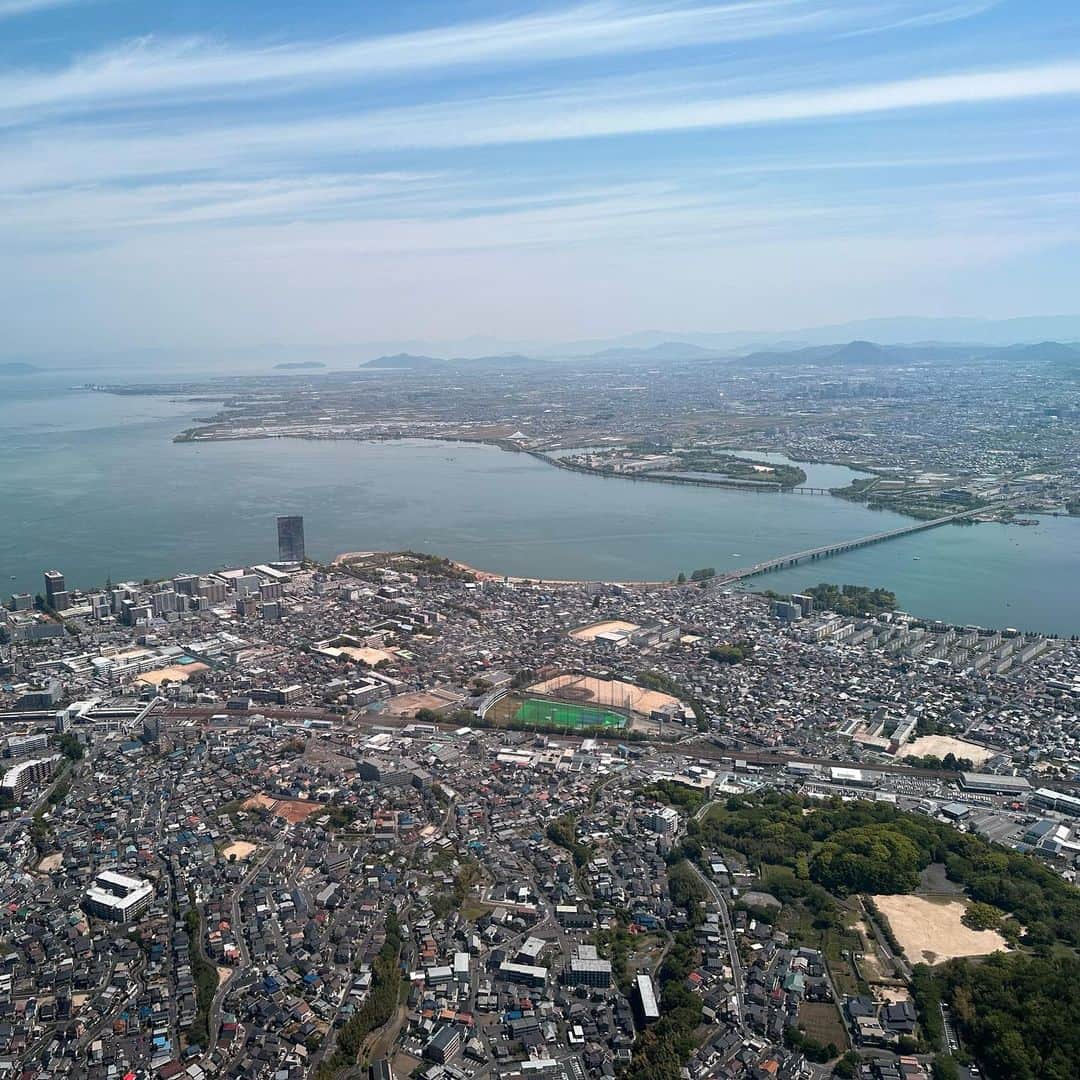 山中真さんのインスタグラム写真 - (山中真Instagram)「・ 昨日はヘリ中継🚁  下見やリハで2時間半、 本番はおよそ2時間と1時間、 たっぷりと空中散歩しました♪  あべのハルカスから通天閣、 道頓堀、大阪城、鶴見緑地まで。  USJから天保山、南港、 そして万博予定地の夢洲まで。  その後明石海峡大橋から ニジゲンノモリを通って 淡路サービスエリアまで。  実は下見の時、渋滞情報のため 滋賀の竜王にも飛んでました。  ヘリだとあっという間！  少しでも楽しんで頂けてたら！  #mbs #よんチャンtv  #毎日生中継 #山ちゃん中継 #ヘリ中継　#何回目かな」5月4日 21時29分 - makorine1120