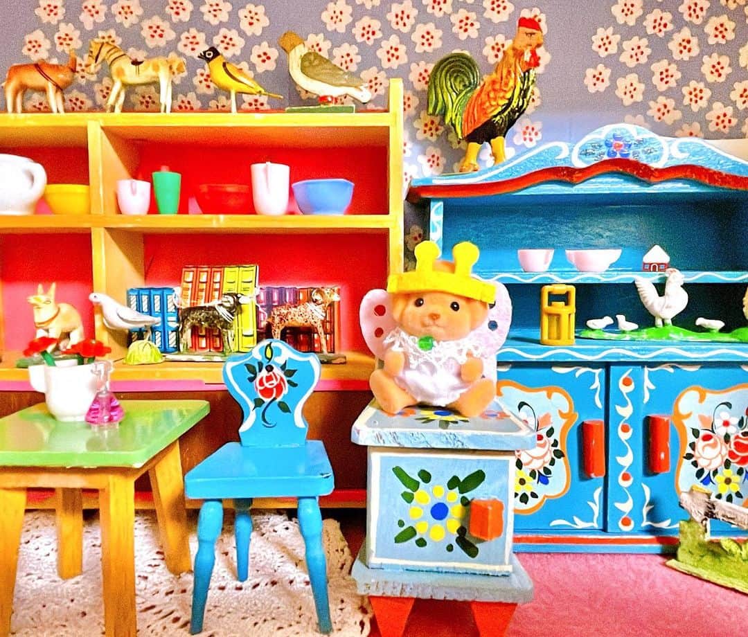羽海野チカのインスタグラム：「本棚の中に小さいお部屋を作りました🐣🌸🌈🏠🖼️📚📚📙📗📘📕📚📚📚 #ドールハウス #本棚 #dollhouse  #dollhousefurniture  #シルバニア #シルバニア赤ちゃん」