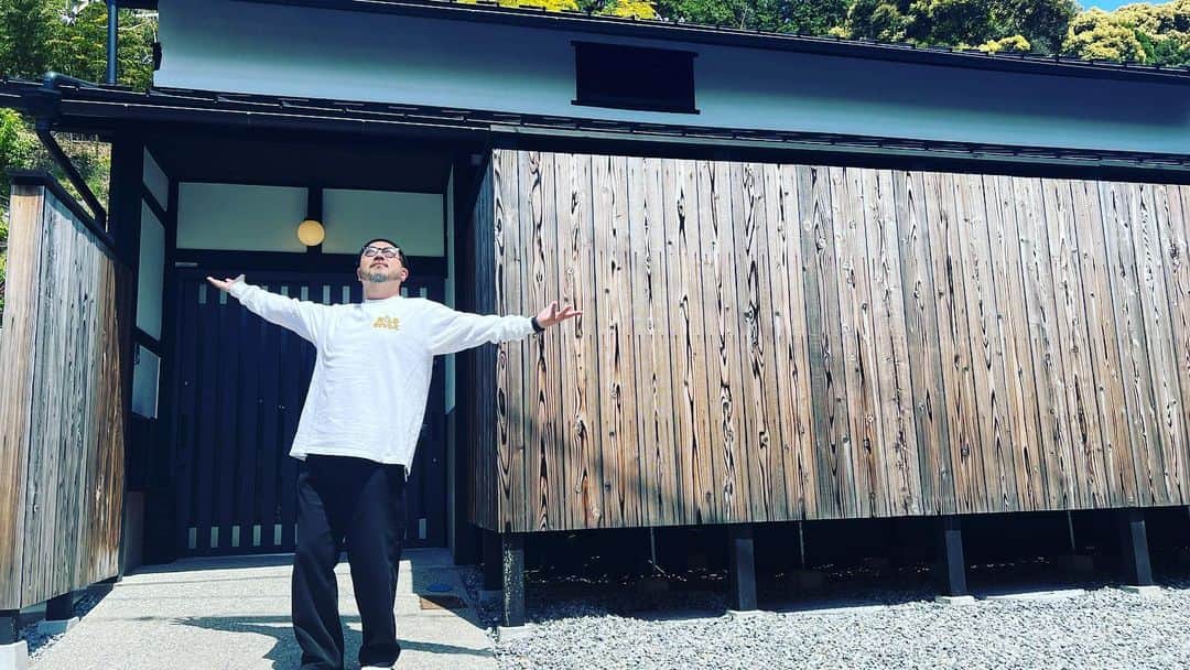 コシバKENのインスタグラム：「. 今年も滋賀県は天葉の湯のゲストハウス"ikiya"へ。  ゆっくりと幸せな時間でした。  今度はハウスのキッチンとかも使ってワイワイとやるパターンもいいね。  あぁもう一泊したかった。  皆さんもいっぺん是非。  #滋賀 #近江八幡 #天葉の湯 #大人気温泉」