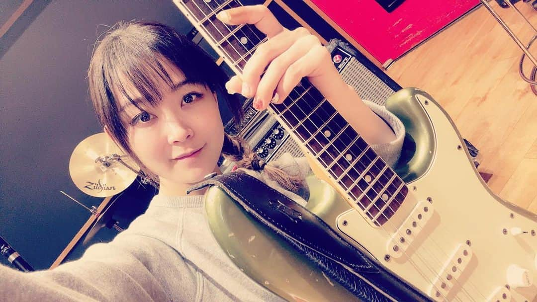 森恵さんのインスタグラム写真 - (森恵Instagram)「昨日のバンドリハ音源聴きながら 1人リハ！ 楽しんでもらえるようにと願いを込めて。  https://www.megumimori.com/livetour2023  #5月6日 #大手町三井ホール #バンドライブ #マイカンスピンオフ」5月4日 21時22分 - morimegumi_official