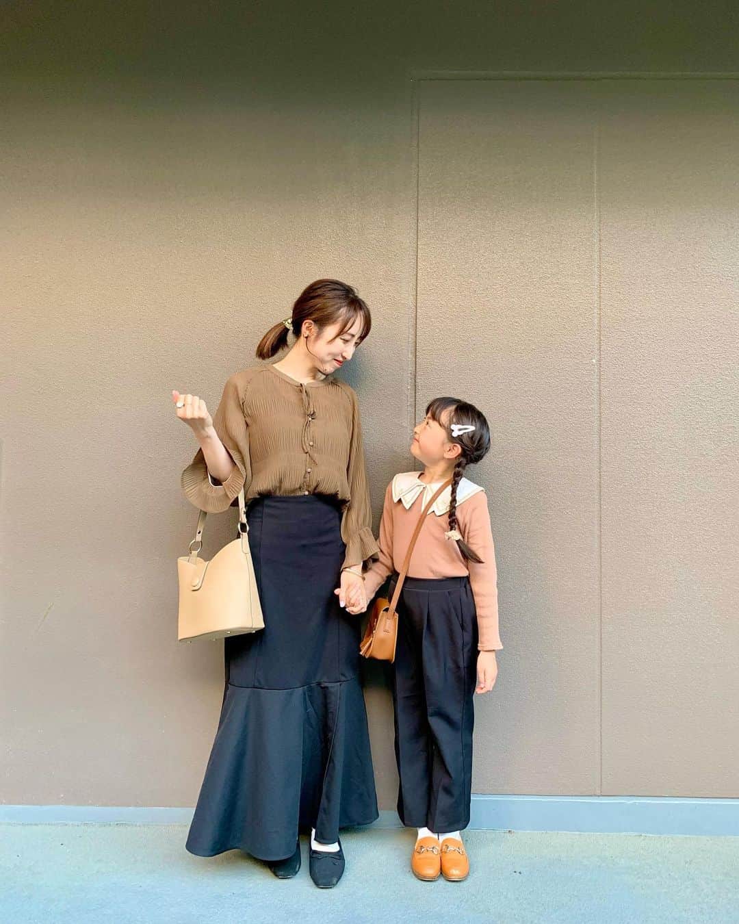satomiのインスタグラム：「🤎🖤  brown × Black コーデ🧸  久しぶりに2人で出かけて ラーメンも食べれて満足だったね☺️🫶🏻  👧🏻 tops #バースデイ #cottoli  pants #楽天 shoes #petitmain  bag #しまむら  👩🏻 tops / skirt #しまむら #talbyyumi  shoes #しまむら #dearful  bag #しまむら #terawearemu   #7歳 #riina93linkcode #リンクコーデ  #親子リンクコーデ #淡色コーデ #プチプラコーデ #しまむらコーデ #マーメイドスカート #スラックス #ブラウス #ブラウンコーデ」