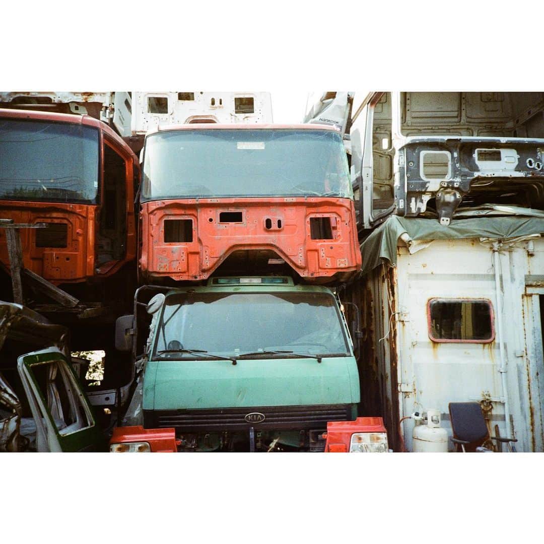 ペ・ジョンナムさんのインスタグラム写真 - (ペ・ジョンナムInstagram)「trucks 🛻🚚🚛 minolta & cx-2 📷📸🎞️🎞️🎞️ #노보정노필터 #배작가」5月4日 21時23分 - jungnam_bae