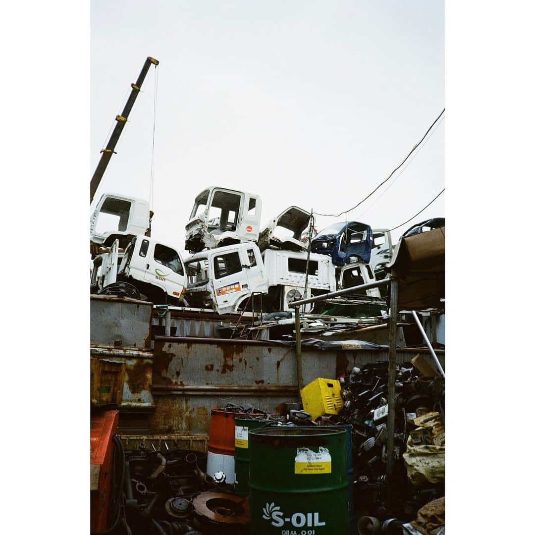 ペ・ジョンナムさんのインスタグラム写真 - (ペ・ジョンナムInstagram)「trucks 🛻🚚🚛 minolta & cx-2 📷📸🎞️🎞️🎞️ #노보정노필터 #배작가」5月4日 21時23分 - jungnam_bae