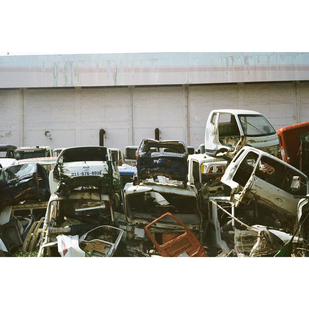 ペ・ジョンナムさんのインスタグラム写真 - (ペ・ジョンナムInstagram)「trucks 🛻🚚🚛 minolta & cx-2 📷📸🎞️🎞️🎞️ #노보정노필터 #배작가」5月4日 21時23分 - jungnam_bae
