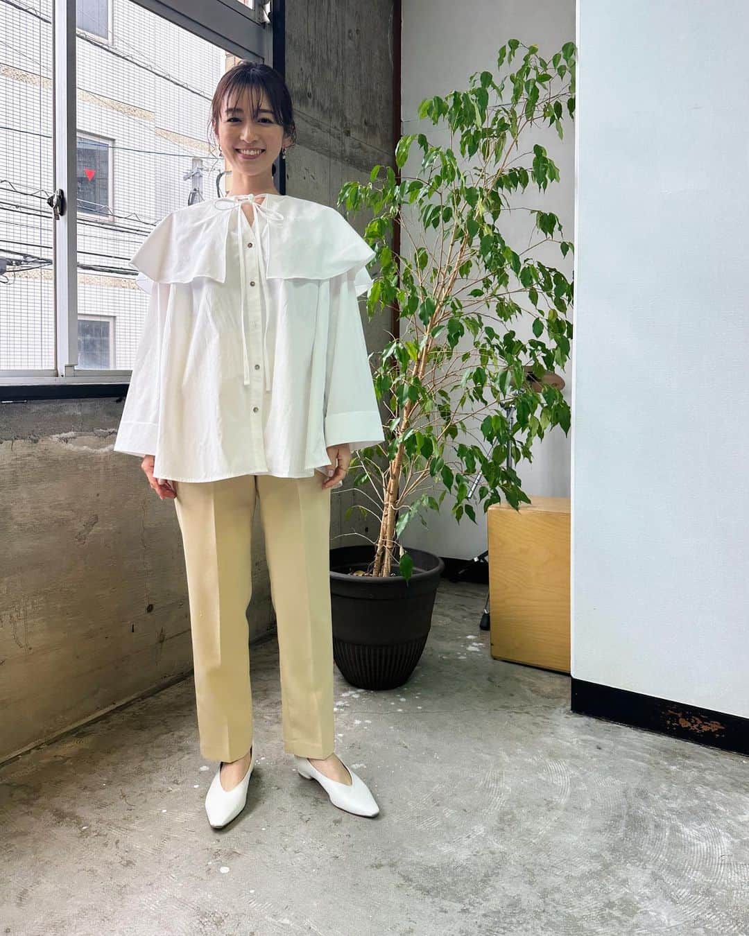 伊藤舞のインスタグラム：「💛 5月のARNEの衣装。 . @hholickids さんの frill mellow blouseとTuck pantsです。 . 大きなフリルの襟が華やかに見せてくれるブラウス。 リボンを結ばずにラフに着たり、 羽織り感覚で着てもよさそうです♡ クリームイエローのタックパンツとも相性抜群でした！ . . #hholic #outfit  #arne #fukuoka」