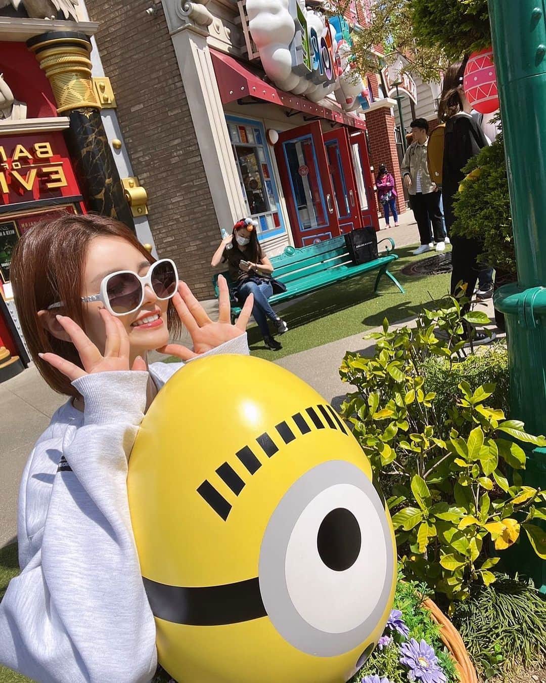 𝑒𝑟𝑖𝑘𝑎のインスタグラム：「ミニオン2🍒🍒🍒 . . #USJ #ユニバ #ユニバーサルスタジオジャパン #ユニバデート #大阪 #大阪旅行 #キャバ嬢 #六本木ポセイドン #港区女子 #おすすめ #ミニオンズ #怪盗グルー #かわいいの発見 #シャネルのサングラス #アイスキャンディー」