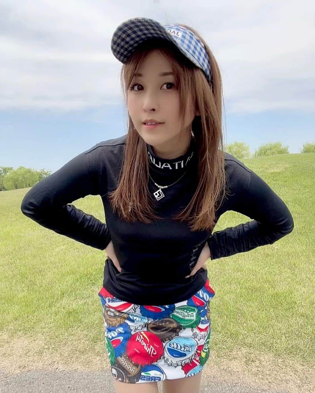 mikaのインスタグラム：「♥︎︎∗︎* @loudmouth_japan_official のスカート  レトロクラウンの柄が私の大好きな飲み物を 思い出して思わず手にとっちゃった🤭  柄もの着ると元気出る気がするんだけど みんなもそうかな？✨  #ラウドマウス #ゴルフコーデ #ゴルフウエア #loudmouth #ゴルフ #ゴルフ女子 #golf」