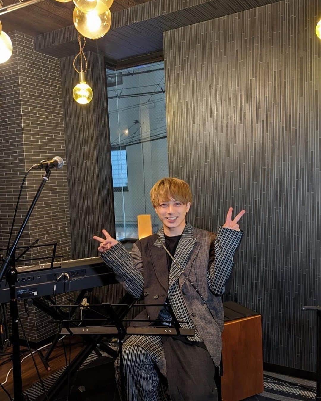 米原幸佑のインスタグラム：「ソロライブconnect 大阪2days4公演 幸せな時間でした  ソロはやっぱり慣れなくて トークとか曲の繋ぎとか 演奏しかり🎹🎶🎸 課題もいっぱいなんやけど それでもチャレンジしてよかった と思える時間と空間  すべてが文字通り 音楽 でした  ありがとうございます！  次は東京だ。  バンドセットも楽しみ  Good Time  #西長堀caferoom #夜を灯して」