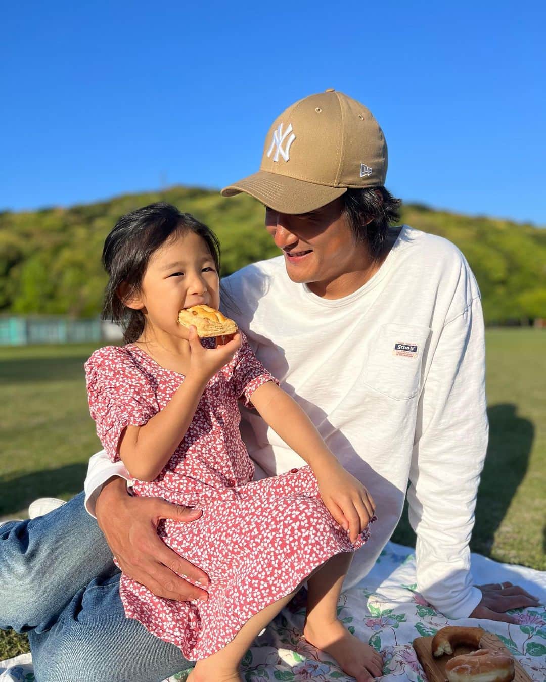 都倉賢のインスタグラム：「小さい頃からゴールデンウィークはサッカーを沢山する時期だと思っていて、プロになってからもそれは変わらず、サッカーを始めてから今までゴールデンウィークをゆっくり楽しんだ事がないので、世の中が連休で盛り上がっている雰囲気にめちゃくちゃ温度差を感じています。 ただ家族は休みなので連戦の合間を縫って練習後にホームスタジアム横の大好きな公園でピクニック。 何でもない日の午後だったはずがピクニックマットを敷いてコーヒー持っていくだけで家族とのかけがえのない時間となりました😍  それにしてもいつまで膝の上とか乗ってくれるんだろうなぁ〜？！」