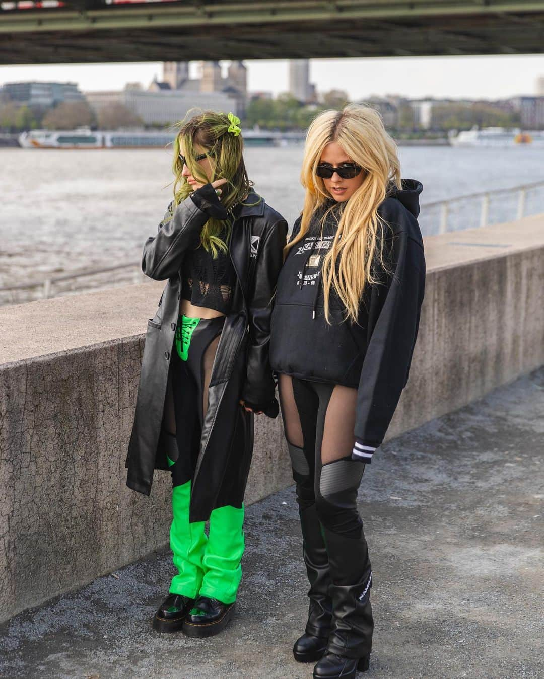 アヴリル・ラヴィーンさんのインスタグラム写真 - (アヴリル・ラヴィーンInstagram)「🖤💚 traveling around Europe with my bestie 🖤💚」5月4日 21時37分 - avrillavigne