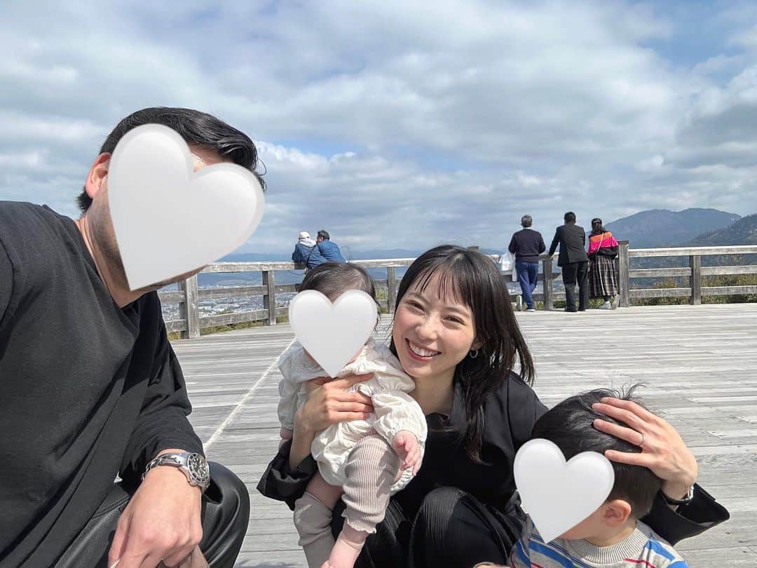 松本ゆいのインスタグラム：「5月1日は4回目の結婚記念日でした💐 いつもありがとう♡ 家族の笑顔をいつまでも見られますように！ これからもよろしくね🧔🏻‍♂️👦🏻👶🏻👩🏻✨ #結婚記念日」