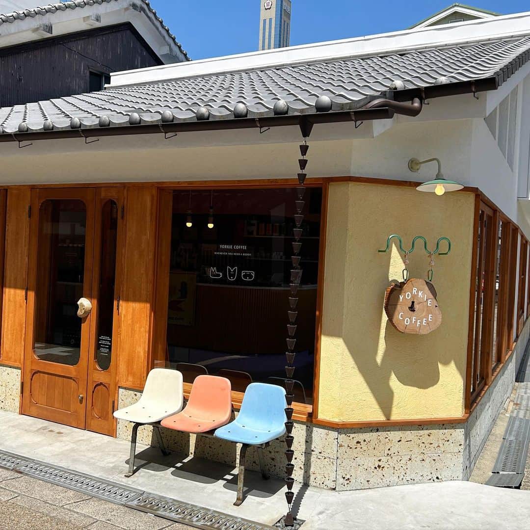 あかねぴさんのインスタグラム写真 - (あかねぴInstagram)「. ⁡ Yorkie Coffee 🐕🍪☕️ ⁡ 大阪行ったら絶対行こ〜って 思ってたカフェに行けた🫶🏻 ⁡ 外観からめっちゃめちゃかわいくて 店内もすごく可愛い色合いとおしゃれな空間で 店員さんもみーんな優しくて たくさん話してくれて優しい空間☺️🫧💕 ⁡ 大阪に住んでたらたっくさん通いたいお店🥹♡ 枚方方面に行く機会があったら ぜひ立ち寄ってほしいオススメカフェです🌼 ⁡ ------------------------------ YORKIE COFFEE 📍大阪府枚方市岡本町10-1 🕛10:00〜16:00(月火水日)10:00〜17:00(土祝) ------------------------------ ⁡ #yorkiecoffee #osakacafe #cookie #cafe #mekearisa #カフェ巡り #大阪カフェ #枚方カフェ #大阪旅行」5月4日 21時33分 - akanepi0426