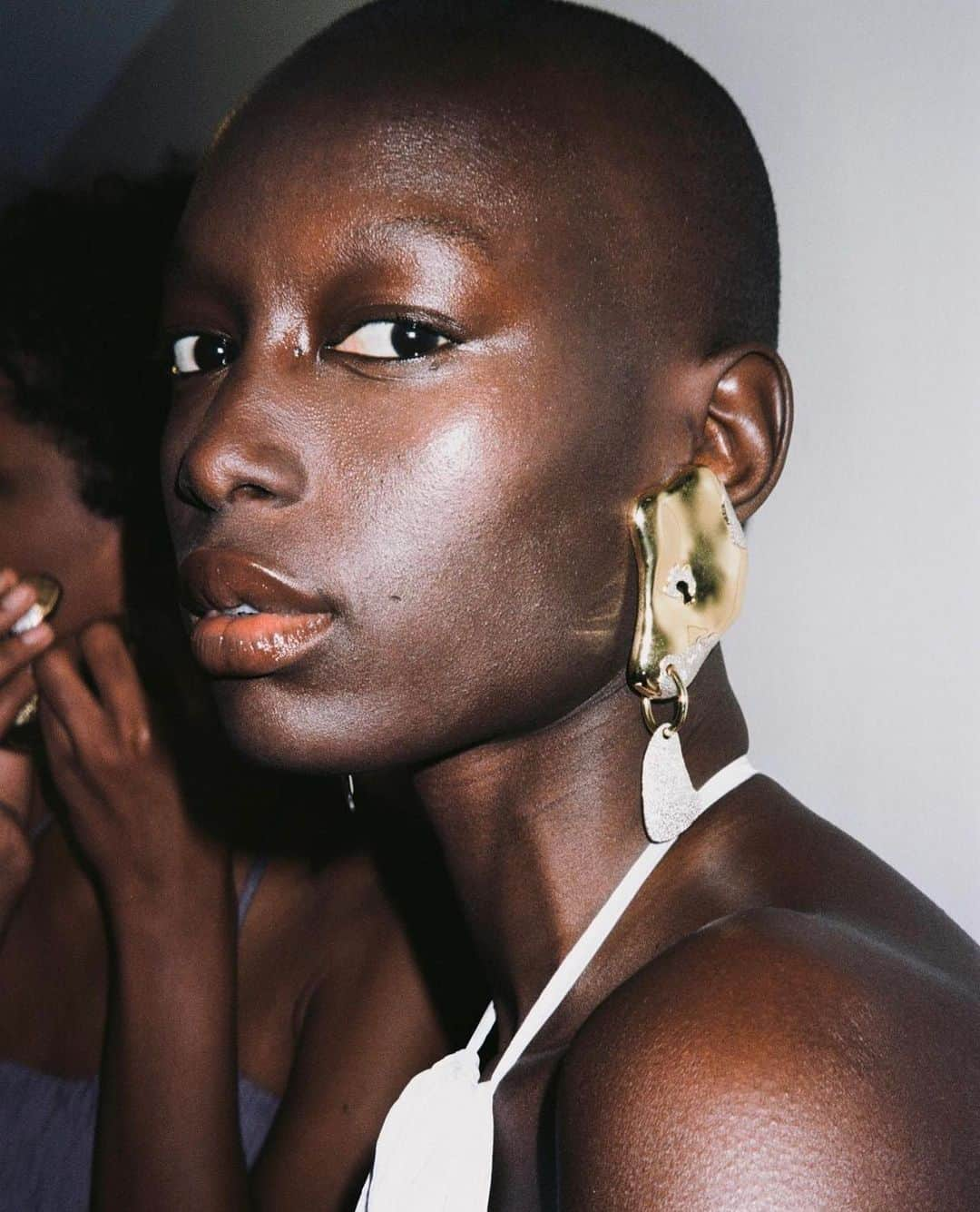 Monica Sordoさんのインスタグラム写真 - (Monica SordoInstagram)「Our Profundo Earrings backstage at the @peetdullaert Couture Printemps-Été 2023 runway show. ~ @mameanta_wade portrayed by @coolk8girl  ~ “Weather the storm: Float into the blue. Skim. The Mist. Row” -Peet Dullaert」5月4日 21時35分 - monicasordo