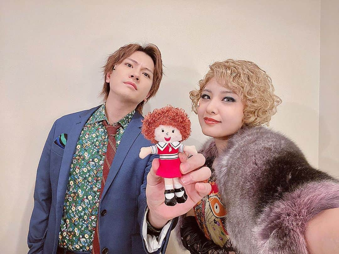 島ゆいかさんのインスタグラム写真 - (島ゆいかInstagram)「⁡ ⁡ ルースターリリー🕺💃 アニー・サンディ逃げて、ショット ⁡ 東京公演残り4日！悪役まだまだ暴れます。  #musical #annie #ミュージカル #アニー  #アニー2023 #財木琢磨 さん @takuma_zaiki_official ⁡」5月4日 21時35分 - chanyui_s