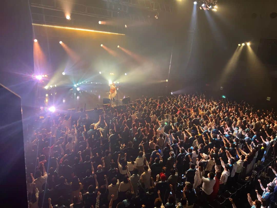 miwaさんのインスタグラム写真 - (miwaInstagram)「大阪のライブは最高に楽しくて、ステージにいることが最高に幸せ😊✨  トッププロのスタッフさんたちのおかげで、音も照明も最高だ😎✨  「2月14日 feat.川崎ふみえ」歌ってくれたふみえちゃんありがとう☺️❤️高い声から低い声まで、素晴らしい歌声でした✨緊張のなか一生懸命歌ってくれて嬉しかったよ～✨  さぁ次はいよいよ東京だ‼️ 最高の盛り上がり、最高の時間、期待して良いですか🤭✨？  #アコギッシモ #大阪 #miwa #osaka #acoguissimo5 #次は #東京 #期待」5月4日 21時36分 - miwa_official_38