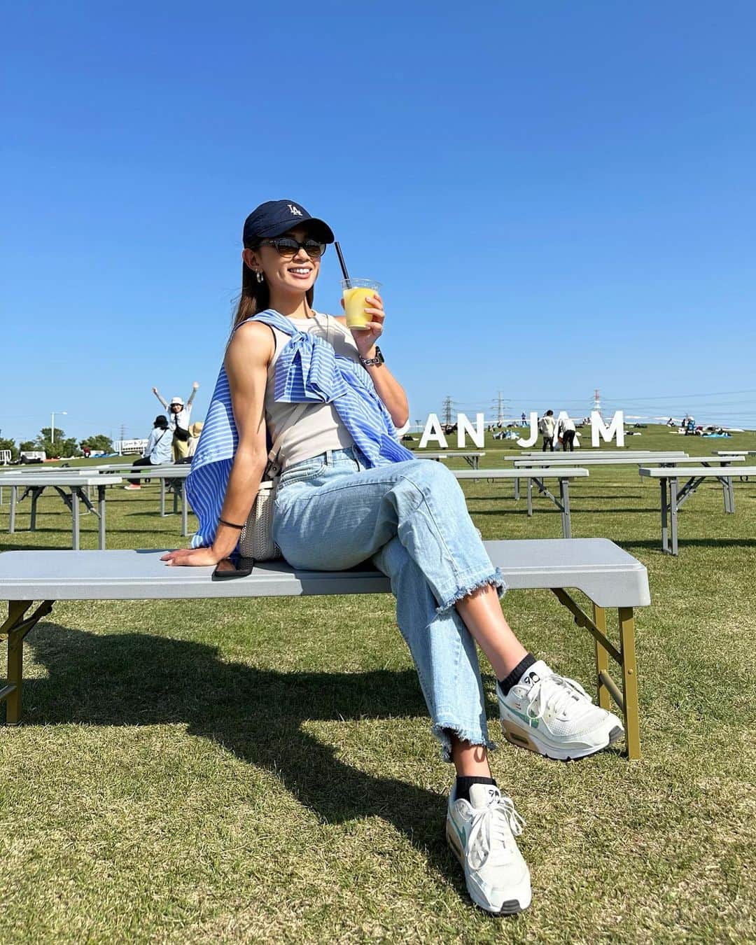 坪井ミサトのインスタグラム：「JAPAN JAM 2023🎤  飲んで〜食べて〜音楽聴いて〜 天気も良くて最高でした🌞🔥 (腕筋目立つ。笑)  人の気持ちや感情を一瞬で動かす 音楽の力ってすごいなーって ライブに行くといつも思う😌  一瞬は無理だけど、 私も人の心を動かせるような人間でありたい😊  #japanjam #フェス #music #パワー #休日」