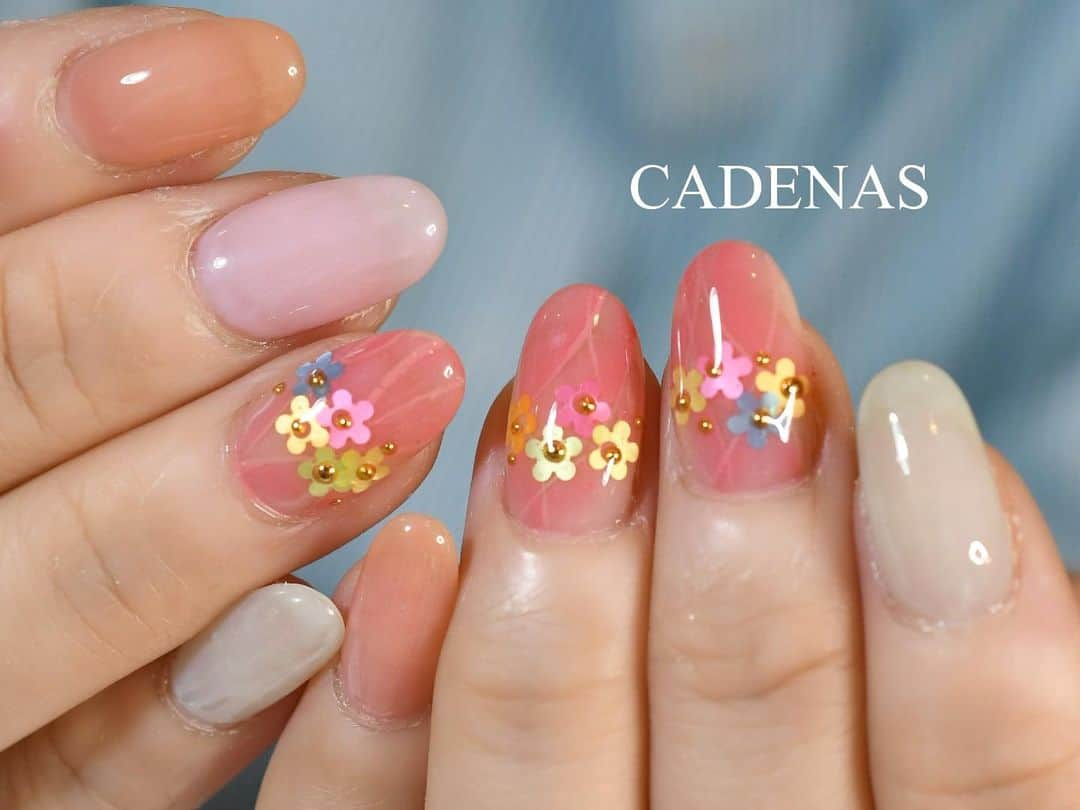 Yuka Maeda ::manicurelistのインスタグラム：「おにゅうなARTがかわいすぎた😍 💅✨  ゴールデンウィーク😄明日までお天気模様❤️皆様お出かけしてますか😊 明日はプールに行きたい！！👧🏻💝とお願いされてるけどプールはまだやってないんちゃうか？というかどこもやってないであってくれ😱と願うそんな夜😂  こんなに緩やかに過ごしたGWは初めてかも。 楽しもう☺️❤️ . . Salon data▼ ＝＝＝＝＝＝＝＝＝＝＝＝＝＝＝＝＝＝＝＝ . CADENAS -nail eyelash salon- ●Nail artist  @yuka.maeda  @yuki_cadenas @mai_cadenas ●eyelash　@cadenaseyelash  ゲストに愛と感動を…♡ . 【 LINE ＠cadenas 】 ご予約/お問い合わせはLINEよりお気軽に🤲 ▶︎▶︎#cadenasnail デザインアップしてます♡  price…★⭐︎Instagram特別キャンペーン中⭐︎★ . 「インスタ見たよ👀」と LINEからご予約で特別プライス7500円！！ . ※ご新規様限定 ※キャラクターや特殊なエレメント等のみ 別途料金いただく場合ございます🙇🏻‍♀️ . . price…初回8000円（オフ込み） access…大阪市北区堂山町16-1  中崎町駅  徒歩5分 /  梅田駅  徒歩6分 . tel… 06-4792-8617 ＝＝＝＝＝＝＝＝＝＝＝＝＝＝＝＝＝＝＝＝ . . .  #中崎町ネイル #梅田ネイルサロン #大阪ネイルサロン #関西ネイルサロン #インスタネイル #instanails #instanail #トレンドネイル #ネイルサンプル #ぴんくネイルデザイン  #ネイルブック #5月ネイル #ネイルチェンジ #今月のネイル #にゅーねいる #Springnails #春ネイル  #ツイードネイル #エアーネイル  #네일아트 #네일스타그램 #귀여운네일 #무광네일  #女子力ネイル #coralnails #エアブラシネイル #cadenasyuka  #cadenasnail #nailsdesign」