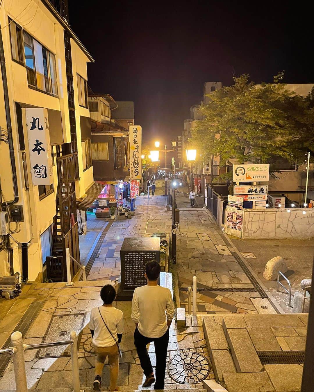 Hikari Noguchi 野口 光のインスタグラム：「365段の石段を何往復もした日🐾何となく、台湾の九份に雰囲気が似てる？ #伊香保温泉 #伊香保温泉石段街」