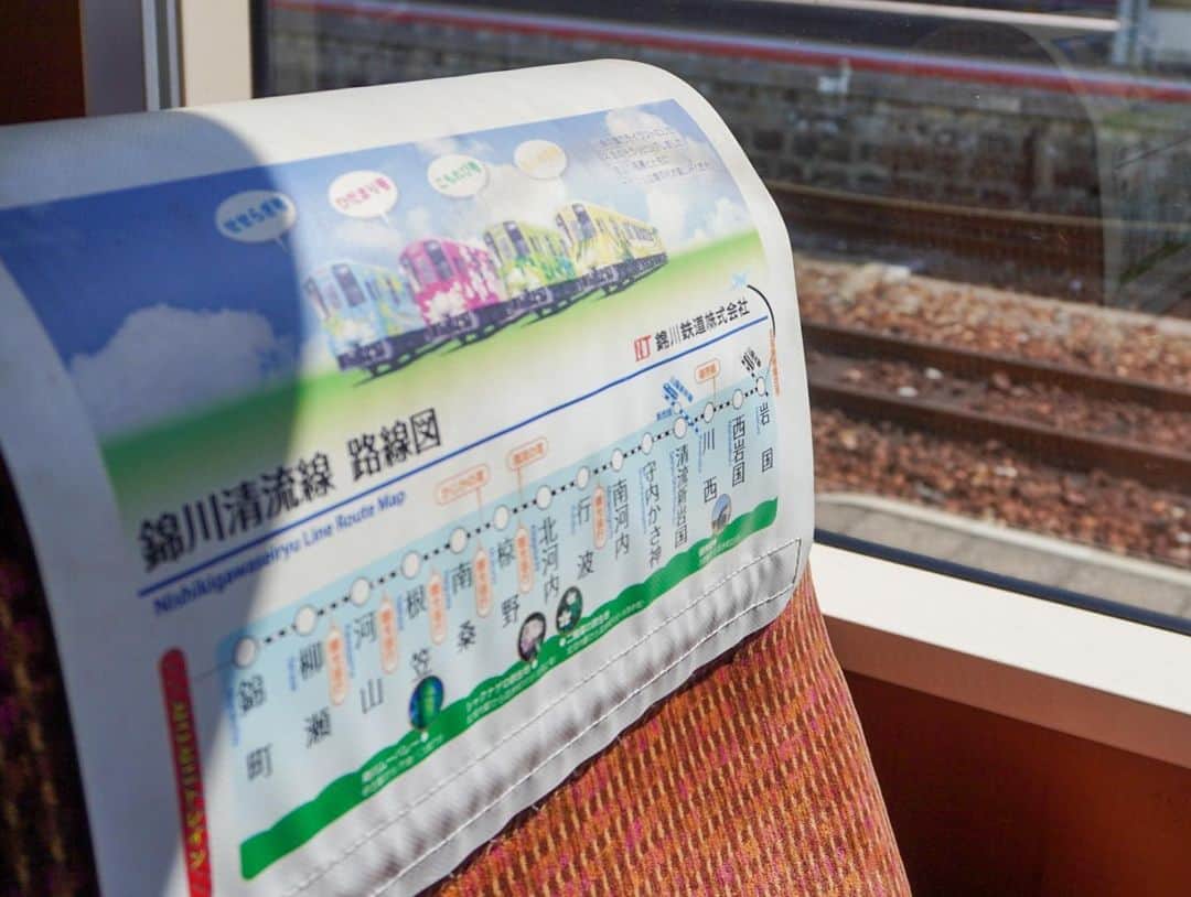 伊藤桃さんのインスタグラム写真 - (伊藤桃Instagram)「【#錦川鉄道 の#岩徳線 🥺】 さてはて錦川鉄道の旅スタートです！ * 2枚目: ゲットしたのは2000円のふりーぱす。 3枚目: やってきたのはカワセミが描かれたこもれび号🕊 1.4.5枚目: 椅子にも路線図が書かれています。 * さてはてこの錦川鉄道ですが、こうして車両はそのものでも岩国～川西は岩徳線の一部。 * 6枚目: 古めかしい西岩国駅舎。 国の#登録有形文化財 にも指定されています。岩徳線開業時にたてられ、当時は岩国駅でした。 7枚目: 3月中旬、まだ桜が咲かぬ錦川をこえ… * 8.9枚目: 川西駅にとうちゃく！ なかなかインパクトのある看板ですが…宇野千代さんの生家があるそう。 ぱしゃぱしゃと写真をとってたら… 10枚目: おそらく同じく鉄道ファンの方が(車内には多くいました) 「あそこに０キロポストがあるよ」と教えてくれました。 そう、ここからが錦川鉄道なのです。 写真がとれたことも教えてもらえたことも嬉しかったです☺️ * つづく❣️ #錦川 #錦川清流線 #ローカル線の駅」5月4日 21時47分 - itomomo_tetsu