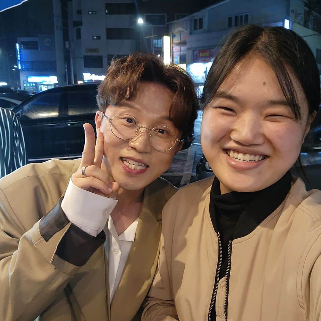 パク・ソングァンのインスタグラム：「## 행사때문에 진주 내려와  송이를 간만에 만남~~!!😏  예전처럼 ㅋㅋㅋ내 일거수일투족 다 기록에 남기는 송매니져ㅋㅋㅋㅋㅋ 덕분에 내일상 업로드 ㄲㄱㅋㅋㅋ  송이 빨리 건강회복해서 다시 만나쟈~!!🙏🏻  #산홍물갈비 내 진심 맛집을 찾음!!. 진주에서  꼭꼭 드셔보시길🙏🏻 버섯🍄 산더미물갈비🙊 냉면😭」