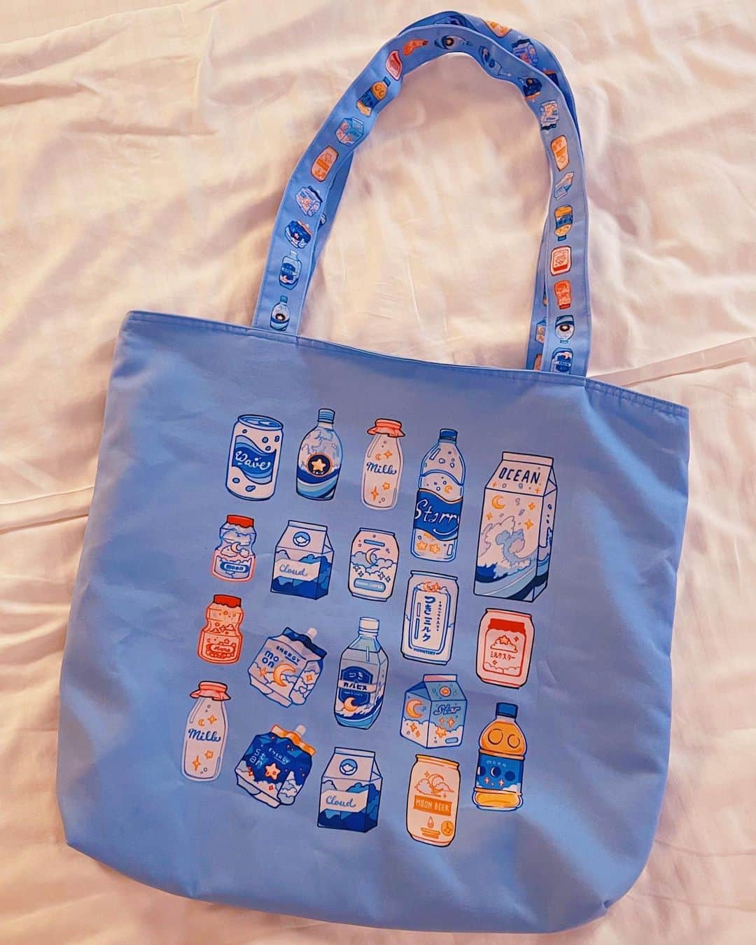 meyocoさんのインスタグラム写真 - (meyocoInstagram)「Super last minute post but here’s a look at my new Drinks totebag! 🧃Will be available at Doujima (booth F46) #doujima2023」5月4日 21時41分 - meyoco