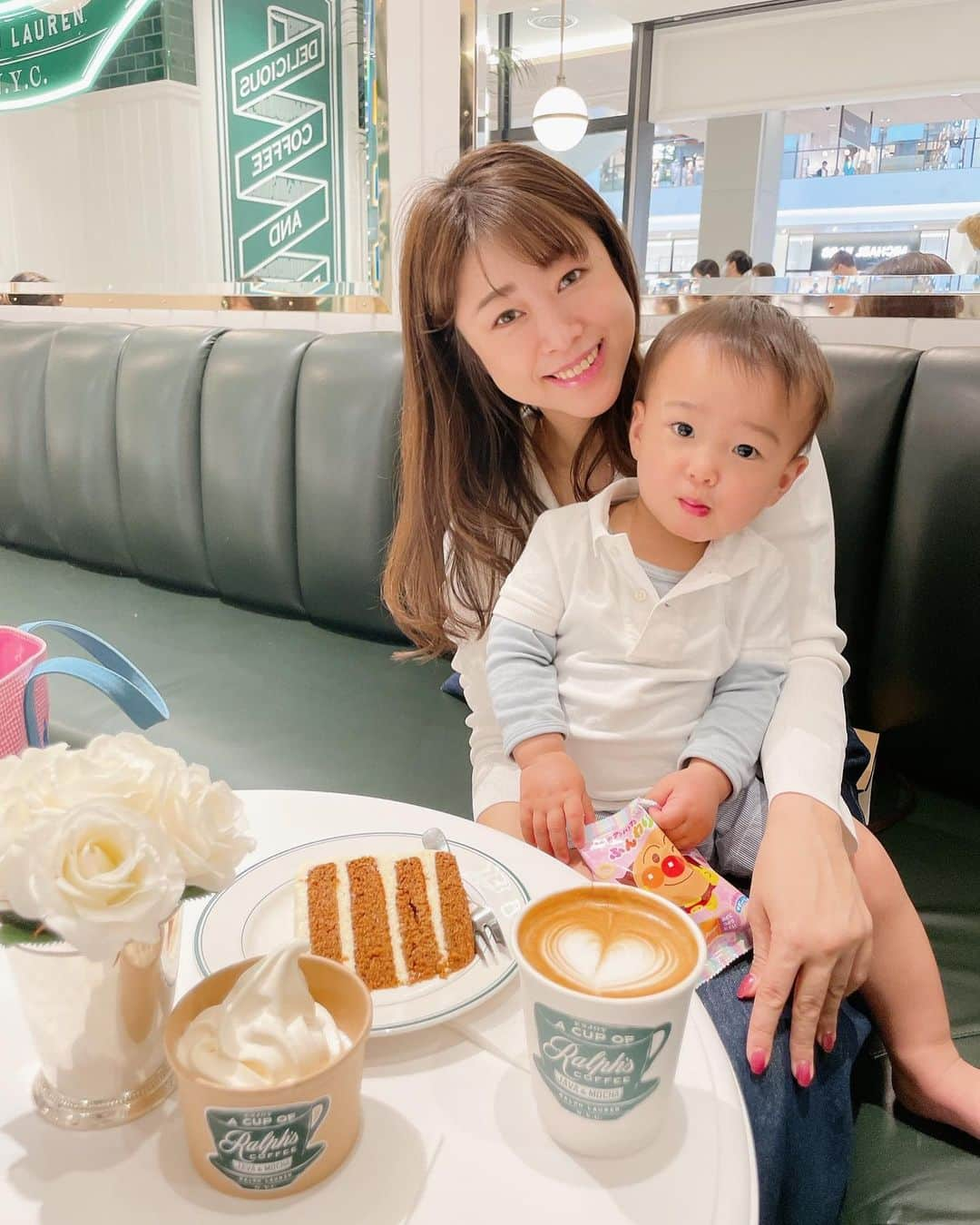 Kozue Kawabeさんのインスタグラム写真 - (Kozue KawabeInstagram)「@ralphscoffee  #ラルフズコーヒー がやっと大阪にできた♡息子と行くにはレベル高いですが。勇気を出して行ってきました！ばぁばに付き添ってもらい、なんとかいけた！ ちょっと並んだけど10分くらいではいれました。奇跡的にソファー席が空いて。ゆっくり過ごせました♡  息子孝行が目的だったからお買い物はほぼしないで、屋上の遊び場満喫して汗だくになりました。走り回れる芝生や、滑り台、息子大はしゃぎで行った甲斐ありました♡ 朝一で行ってお昼に退散🤣また平日ゆっくり行きたい！！  　　　　　　　　　　　　　　　　　　　　　　　　　　　　　　 　　　　　　　　　　　　　　　　　　　　　　　　　　　　　　　  　　　　　　　　　　　　　　　　　　　　　　　　　　　　　　　  　　　　　　　　　　　　　　　　　　　　　　　　　　　　　　　  　　　　　　　　　　　　　　　　　　　　　　　　　　　　　　　 #1歳 #1歳男の子 #1歳7ヶ月 #赤ちゃんのいる生活 #赤ちゃんのいる暮らし #育児悩み #育児ママ #ママライフ #子供服 #ベビー服 #親バカ部 #親バカ #親バカ部ig_baby #万博記念公園 #北摂ママ #北摂ママと繋がりたい #お花見 #毎日が笑顔で溢れてる #ママリ #ベビフル #かわあか #赤ちゃんとお出かけ #大阪ママ #大阪ママ友募集中 #むすこふく #ralphscoffee #門真 #カフェ部 #カフェ巡り」5月4日 21時41分 - miyaco8