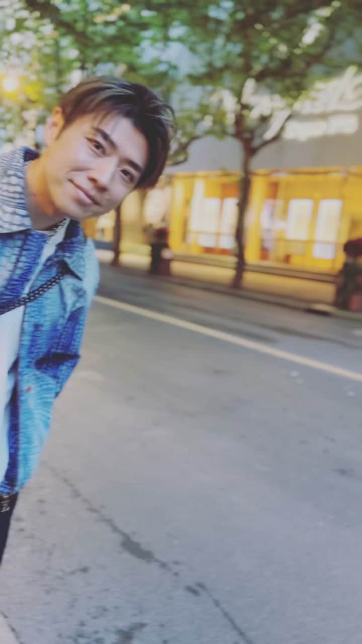 黄皓のインスタグラム：「上海新天地🤩 上海の流行の中心🔥  Jacket: @louisvuitton  Pants: @newbottega  Shoes: @louisvuitton  Bag: @chanelofficial」