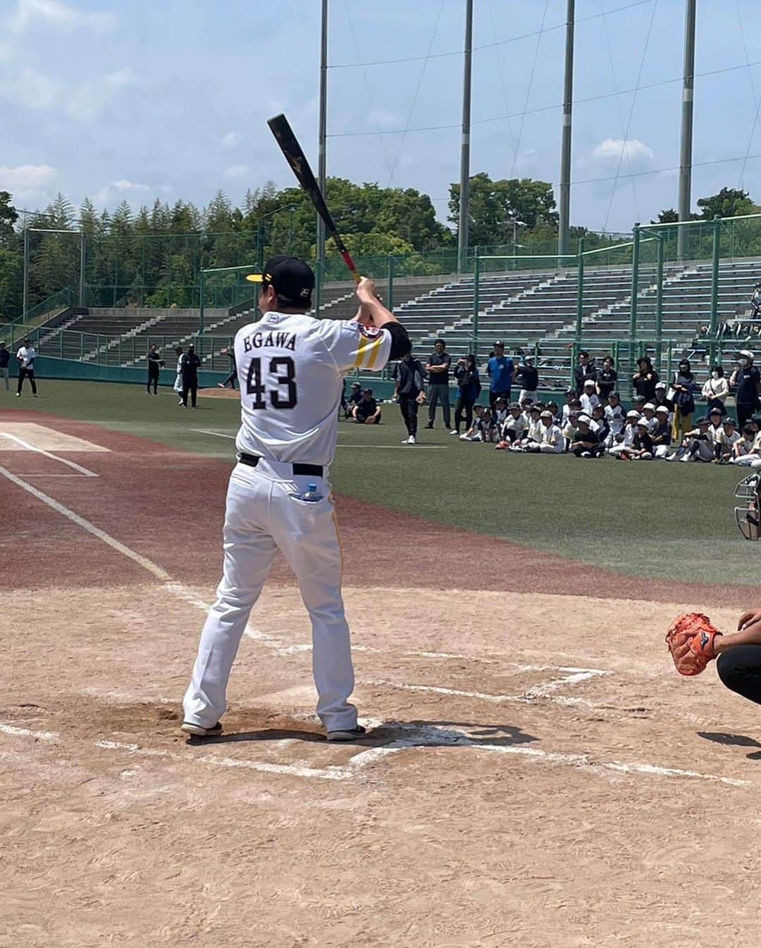 江川智晃さんのインスタグラム写真 - (江川智晃Instagram)「プロ野球OBクラブで野球教室⚾️ 伊勢のダイム球場で開催の野球教室に参加させて頂きました🫡  WBC優勝効果もあり、野球熱がかなり盛り上がってました^_^ 自分も久しぶりに野球ができて楽しかったな☺️ プロ野球の大先輩達も優しく同年代のみなさんも仲良くしてくれて楽しい時間でした☺️  また、少年チームのエースや大人代表とも対戦できて楽しかった⚾️  またこういう時間が取れるよう本職の仕事も頑張っていかなあかんな🫡  今日は、この野球教室に携わってくれた関係者の皆さんご協力していただきありがとうございました🙇‍♂️  #プロ野球 #OBクラブ #伊勢市 #ダイム球場 #東京ヤクルトスワローズ #中日ドラゴンズ #オリックスバファローズ  #日本ハムファイターズ  #横浜DNAベイスターズ  #福岡ソフトバンクホークス #千葉ロッテマリーンズ #土井さん #森田さん #赤井さん #高橋智さん #大引さん #黒羽根さん #末永さん #井脇さん #坂元さん #野球教室」5月4日 21時44分 - egatomo43