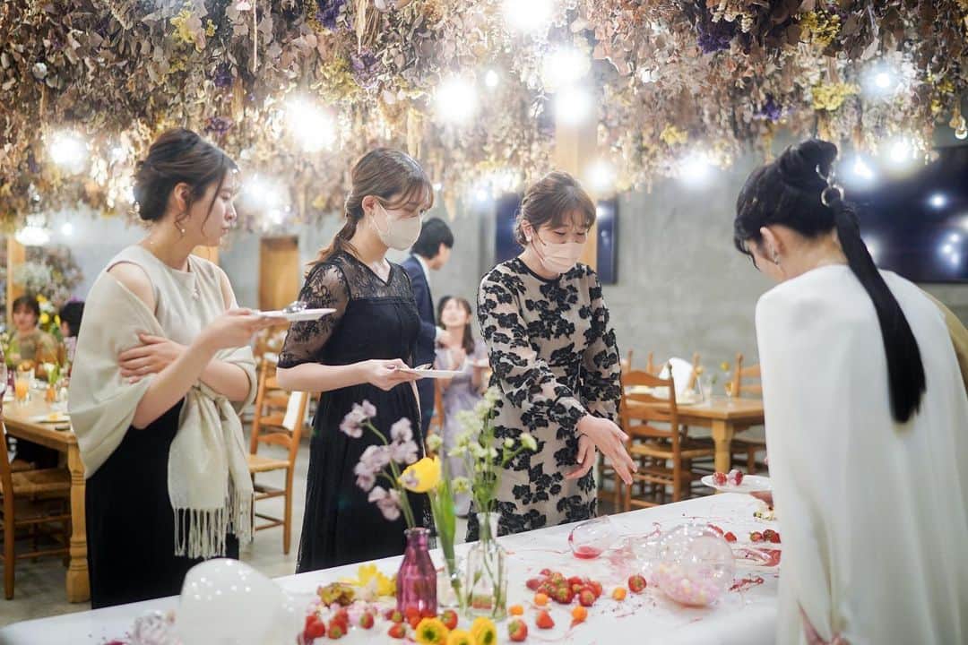 Ruban Weddingさんのインスタグラム写真 - (Ruban WeddingInstagram)「⁡ ⁡ 出張料理人 @eat.rua による 完全オリジナルなお料理でゲストをおもてなし。 ⁡ 思い出の場所、味、空気感を辿りながら お二人のことをイメージして作ったお料理は、 今日このご結婚式にご列席された方しか お召し上がりいただくことができません。 ⁡ 特別な空間、特別なお料理で さらに特別な1日になったのではないでしょうか？ ⁡ 目の前でアートのように描かれていく デザートパフォーマンスも大盛り上がりでした🎂 ⁡ ⁡ ------------------------------------------- ⁡ ⁡ 【オリジナルcontents】 ■お2人がゲストをウェルカム！ フルコース以外にウェルカムフードやドリンクをご用意 ⁡ □ミニゲーム -わなげ・スーパーボールすくい・くじびき- ⁡ ■ゲストも参加！フォトコンテスト ⁡ □オリジナルお料理 ⁡ ⁡ ♒︎♒︎♒︎♒︎♒︎♒︎♒︎♒︎♒︎♒︎♒︎♒︎♒︎♒︎♒︎♒︎♒︎♒︎♒︎♒︎♒︎♒︎♒︎♒︎♒︎♒︎♒︎♒︎♒︎♒︎♒︎♒︎♒︎♒︎♒︎♒︎ ⁡ Rubanではお客様お一人お一人に合わせて、ご結婚式の内容をご提案しています。 新郎新婦様お二人の個性を表現しながら、 どんなゲストがいらっしゃるか、 どんな思い出を作りたいか、何を伝えたいか、 そんなこともプランナーと一緒に考えてその1日をつくります。 ⁡ ⁡ ⁡ ♒︎♒︎♒︎♒︎♒︎♒︎♒︎♒︎♒︎♒︎♒︎♒︎♒︎♒︎♒︎♒︎♒︎♒︎♒︎♒︎♒︎♒︎♒︎♒︎♒︎♒︎♒︎♒︎♒︎♒︎♒︎♒︎♒︎♒︎♒︎♒︎ ご見学のご予約は @rubanwedding プロフィールページの URLからどうぞ！ ⁡ ウェディングフェアーのご予約は WEBサイトorお電話にて🌿 📞087-873-2292 DMからのご質問もお受けしております！ ⁡ お気軽にご相談下さいませ！  結婚式場 Ruban-リュバン- ⁡ ⁡ #rubanwedding#ruban#リュバン#アンティーク#花嫁#プレ花嫁#香川県のプレ花嫁さんと繋がりたい#デザートビュッフェ#高松結婚式場#chainonwedding #marry#marry花嫁#高松市#フォトウェディング#香川花嫁#高松花嫁#四国花嫁#ウェルカムパーティー#貸切ウェディング#オリジナルウェディング #ウェディングパーティー#結婚式演出アイデア #結婚式演出アイデア #香川結婚式場 #ウエディングフェア #コンセプトウエディング #結婚式アイディア」5月4日 21時44分 - rubanwedding