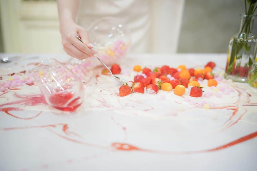 Ruban Weddingさんのインスタグラム写真 - (Ruban WeddingInstagram)「⁡ ⁡ 出張料理人 @eat.rua による 完全オリジナルなお料理でゲストをおもてなし。 ⁡ 思い出の場所、味、空気感を辿りながら お二人のことをイメージして作ったお料理は、 今日このご結婚式にご列席された方しか お召し上がりいただくことができません。 ⁡ 特別な空間、特別なお料理で さらに特別な1日になったのではないでしょうか？ ⁡ 目の前でアートのように描かれていく デザートパフォーマンスも大盛り上がりでした🎂 ⁡ ⁡ ------------------------------------------- ⁡ ⁡ 【オリジナルcontents】 ■お2人がゲストをウェルカム！ フルコース以外にウェルカムフードやドリンクをご用意 ⁡ □ミニゲーム -わなげ・スーパーボールすくい・くじびき- ⁡ ■ゲストも参加！フォトコンテスト ⁡ □オリジナルお料理 ⁡ ⁡ ♒︎♒︎♒︎♒︎♒︎♒︎♒︎♒︎♒︎♒︎♒︎♒︎♒︎♒︎♒︎♒︎♒︎♒︎♒︎♒︎♒︎♒︎♒︎♒︎♒︎♒︎♒︎♒︎♒︎♒︎♒︎♒︎♒︎♒︎♒︎♒︎ ⁡ Rubanではお客様お一人お一人に合わせて、ご結婚式の内容をご提案しています。 新郎新婦様お二人の個性を表現しながら、 どんなゲストがいらっしゃるか、 どんな思い出を作りたいか、何を伝えたいか、 そんなこともプランナーと一緒に考えてその1日をつくります。 ⁡ ⁡ ⁡ ♒︎♒︎♒︎♒︎♒︎♒︎♒︎♒︎♒︎♒︎♒︎♒︎♒︎♒︎♒︎♒︎♒︎♒︎♒︎♒︎♒︎♒︎♒︎♒︎♒︎♒︎♒︎♒︎♒︎♒︎♒︎♒︎♒︎♒︎♒︎♒︎ ご見学のご予約は @rubanwedding プロフィールページの URLからどうぞ！ ⁡ ウェディングフェアーのご予約は WEBサイトorお電話にて🌿 📞087-873-2292 DMからのご質問もお受けしております！ ⁡ お気軽にご相談下さいませ！  結婚式場 Ruban-リュバン- ⁡ ⁡ #rubanwedding#ruban#リュバン#アンティーク#花嫁#プレ花嫁#香川県のプレ花嫁さんと繋がりたい#デザートビュッフェ#高松結婚式場#chainonwedding #marry#marry花嫁#高松市#フォトウェディング#香川花嫁#高松花嫁#四国花嫁#ウェルカムパーティー#貸切ウェディング#オリジナルウェディング #ウェディングパーティー#結婚式演出アイデア #結婚式演出アイデア #香川結婚式場 #ウエディングフェア #コンセプトウエディング #結婚式アイディア」5月4日 21時44分 - rubanwedding