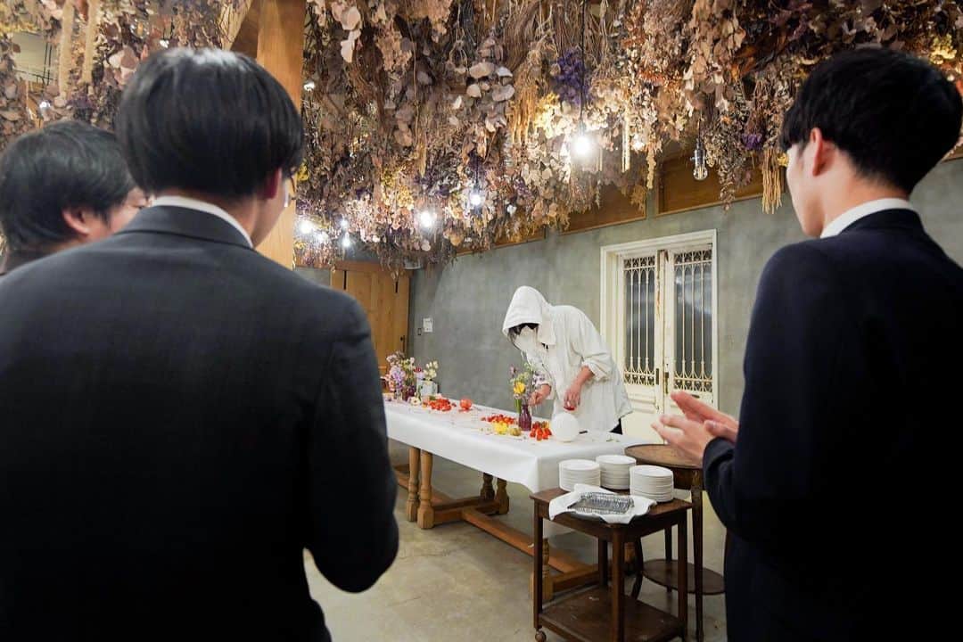 Ruban Weddingさんのインスタグラム写真 - (Ruban WeddingInstagram)「⁡ ⁡ 出張料理人 @eat.rua による 完全オリジナルなお料理でゲストをおもてなし。 ⁡ 思い出の場所、味、空気感を辿りながら お二人のことをイメージして作ったお料理は、 今日このご結婚式にご列席された方しか お召し上がりいただくことができません。 ⁡ 特別な空間、特別なお料理で さらに特別な1日になったのではないでしょうか？ ⁡ 目の前でアートのように描かれていく デザートパフォーマンスも大盛り上がりでした🎂 ⁡ ⁡ ------------------------------------------- ⁡ ⁡ 【オリジナルcontents】 ■お2人がゲストをウェルカム！ フルコース以外にウェルカムフードやドリンクをご用意 ⁡ □ミニゲーム -わなげ・スーパーボールすくい・くじびき- ⁡ ■ゲストも参加！フォトコンテスト ⁡ □オリジナルお料理 ⁡ ⁡ ♒︎♒︎♒︎♒︎♒︎♒︎♒︎♒︎♒︎♒︎♒︎♒︎♒︎♒︎♒︎♒︎♒︎♒︎♒︎♒︎♒︎♒︎♒︎♒︎♒︎♒︎♒︎♒︎♒︎♒︎♒︎♒︎♒︎♒︎♒︎♒︎ ⁡ Rubanではお客様お一人お一人に合わせて、ご結婚式の内容をご提案しています。 新郎新婦様お二人の個性を表現しながら、 どんなゲストがいらっしゃるか、 どんな思い出を作りたいか、何を伝えたいか、 そんなこともプランナーと一緒に考えてその1日をつくります。 ⁡ ⁡ ⁡ ♒︎♒︎♒︎♒︎♒︎♒︎♒︎♒︎♒︎♒︎♒︎♒︎♒︎♒︎♒︎♒︎♒︎♒︎♒︎♒︎♒︎♒︎♒︎♒︎♒︎♒︎♒︎♒︎♒︎♒︎♒︎♒︎♒︎♒︎♒︎♒︎ ご見学のご予約は @rubanwedding プロフィールページの URLからどうぞ！ ⁡ ウェディングフェアーのご予約は WEBサイトorお電話にて🌿 📞087-873-2292 DMからのご質問もお受けしております！ ⁡ お気軽にご相談下さいませ！  結婚式場 Ruban-リュバン- ⁡ ⁡ #rubanwedding#ruban#リュバン#アンティーク#花嫁#プレ花嫁#香川県のプレ花嫁さんと繋がりたい#デザートビュッフェ#高松結婚式場#chainonwedding #marry#marry花嫁#高松市#フォトウェディング#香川花嫁#高松花嫁#四国花嫁#ウェルカムパーティー#貸切ウェディング#オリジナルウェディング #ウェディングパーティー#結婚式演出アイデア #結婚式演出アイデア #香川結婚式場 #ウエディングフェア #コンセプトウエディング #結婚式アイディア」5月4日 21時44分 - rubanwedding
