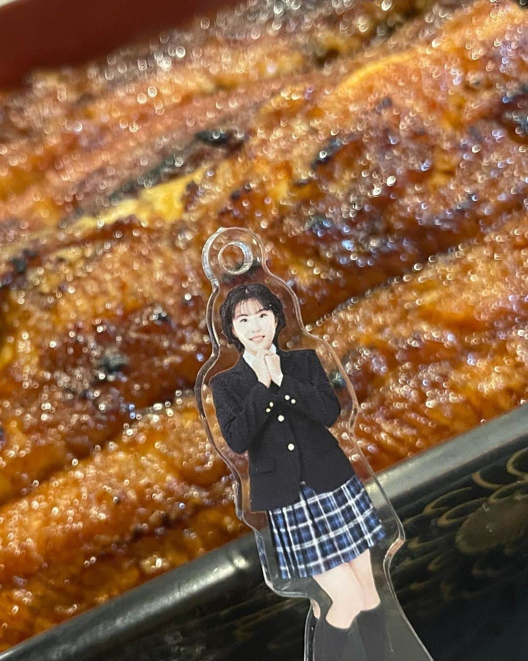 ぱいぱいでか美さんのインスタグラム写真 - (ぱいぱいでか美Instagram)「三重の鰻だいすき🥹 . 先日のおふろcafé湯守座さんでのお仕事の帰り 四日市で鰻食べてから帰りました🙏🏻 (なので見た目クタクタで眉毛も消えかけてて誤魔化してます申し訳ない笑) 近鉄四日市付近で検索して「うなぎ　松岡」本店に行きました！ メニューに松岡の養鰻場の情報とかも書いてあったり 店先の桶に鰻いたりとか焼き場もちらっと見えたり…… そして何よりめっちゃ美味しくて！！！！！ 私は表面をカリッと焼いて身がフワッとしてるこの焼き方の鰻がやっぱり好きだし 鰻と言えば絶対にこの食感で育ってきてるので やっぱ地元で食べるご飯最高だーーー！！！ってなりました🫶🏻🥹  三重の鰻食べたことない人、是非訪れた際は食べてほしいほんとに！ いろいろ美味しいものあるから悩むと思うけど是非今後の候補に鰻を入れてください❤️‍🔥 本当におすすめ  ハロプロ研修生の実力診断テスト前日だったから 吉田姫杷ちゃんのFSKと共に…… . #三重 #三重県 #四日市 #三重グルメ #四日市グルメ #鰻 #うなぎ #うなぎ松岡 #うなぎ松岡本店 #ご飯ととるのがいいと聞きました #FSKとおでかけ #でか美ちゃん」5月4日 21時44分 - paipaidekami